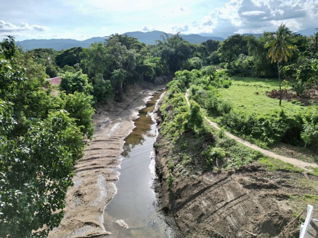 นายกจอย (นายก อบจ.ตาก) สนับสนุนเครื่องจักรกลพร้อมน้ำมันเชื้อเพลิง 170,000 บาท ขุดลอกลำห้วยในพื้นที่ ต.ทุ่งกระเชาะ อ.บ้านตาก 