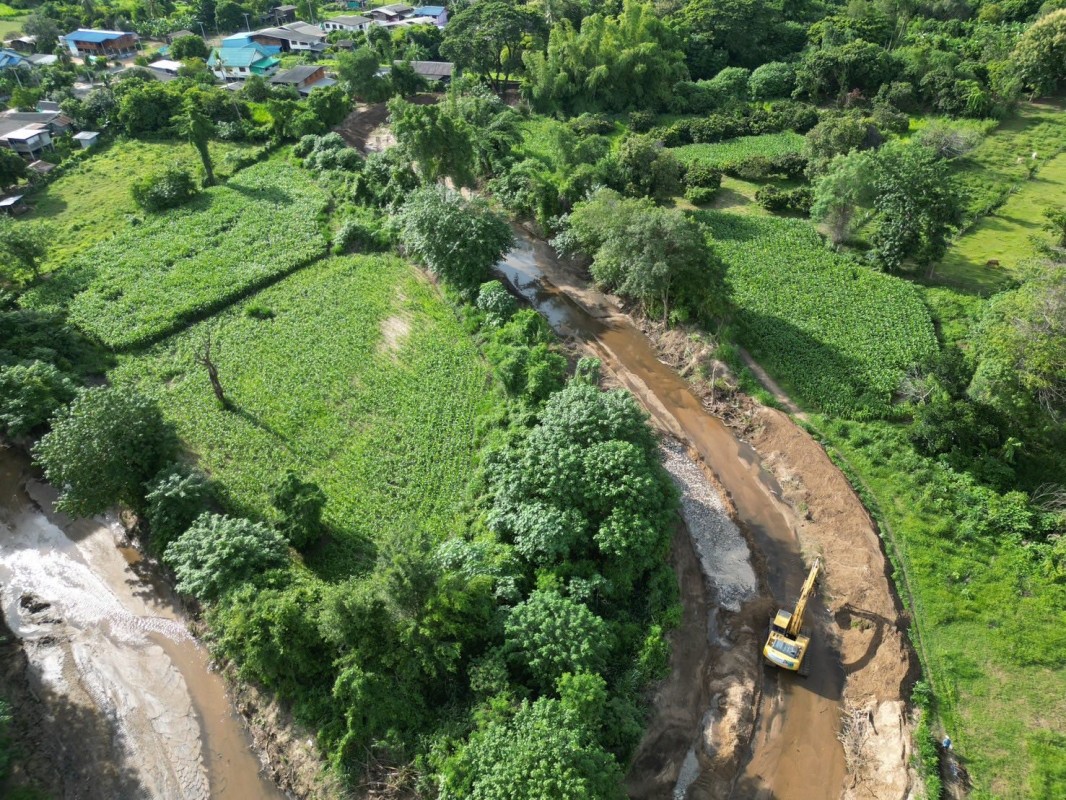 นายกจอย (นายก อบจ.ตาก) สนับสนุนเครื่องจักรกลพร้อมน้ำมันเชื้อเพลิง 170,000 บาท ขุดลอกลำห้วยในพื้นที่ ต.ทุ่งกระเชาะ อ.บ้านตาก 