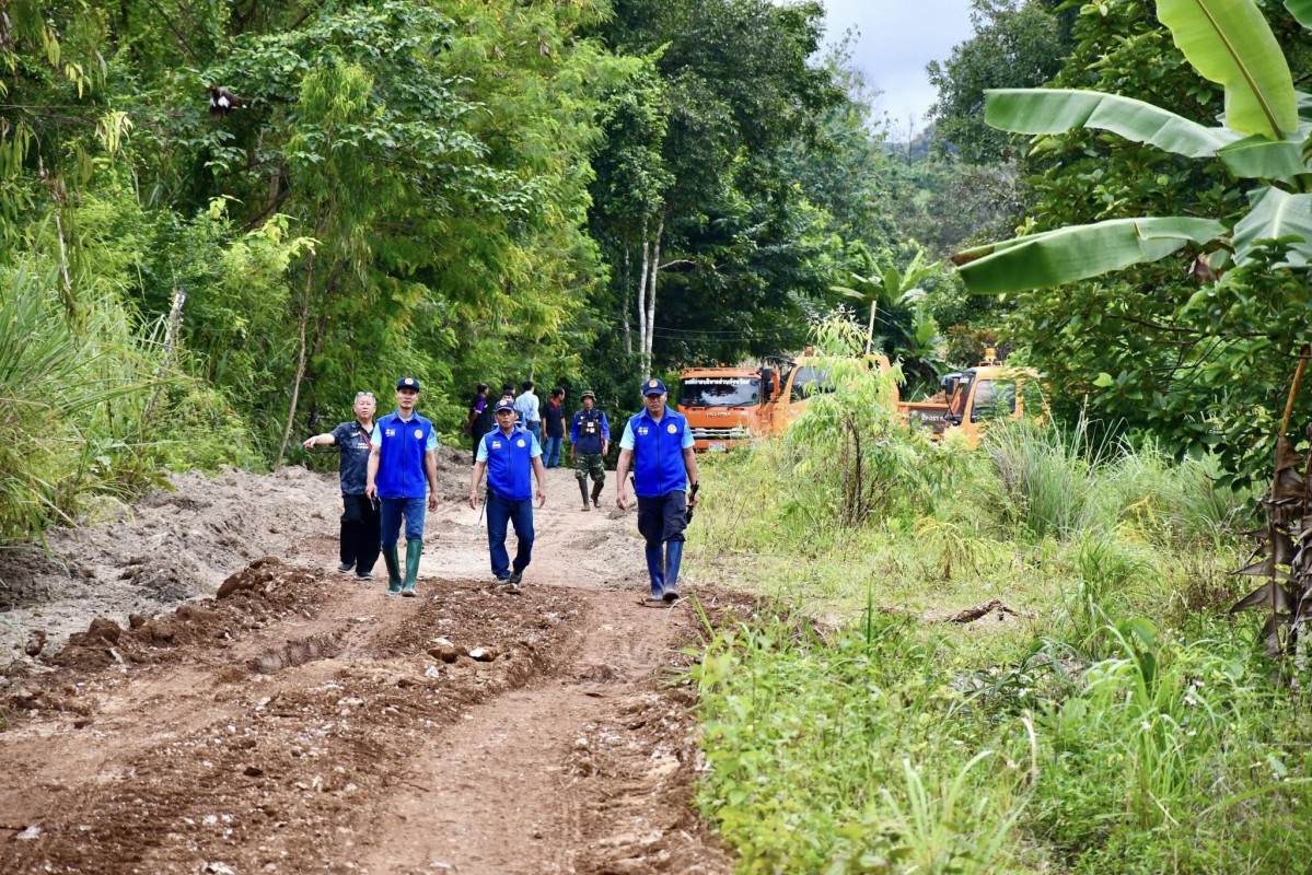 นายกจอย (นายก อบจ.ตาก) สนับสนุนเครื่องจักรกลพร้อมน้ำมันเชื้อเพลิง 200,000 บาท ปรับปรุงถนนการเกษตรในพื้นที่ ต.รวมไทยพัฒนา อ.พบพระ 