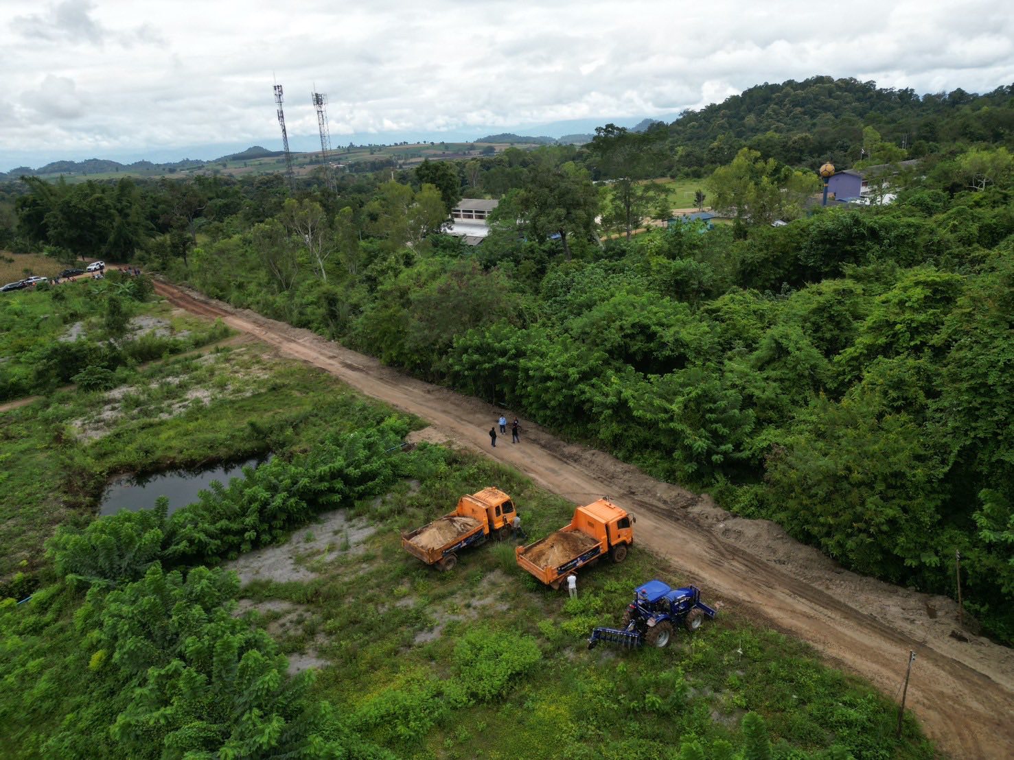 นายกจอย (นายก อบจ.ตาก) สนับสนุนเครื่องจักรกลพร้อมน้ำมันเชื้อเพลิง 200,000 บาท ปรับปรุงถนนการเกษตรในพื้นที่ ต.รวมไทยพัฒนา อ.พบพระ 