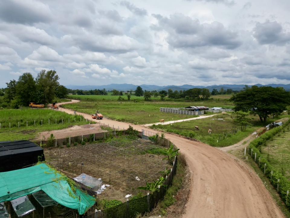 นายกจอย (นายก อบจ.ตาก) สนับสนุนเครื่องจักรกลพร้อมน้ำมันเชื้อเพลิง 50,000 บาท ซ่อมแซมถนนการเกษตรในพื้นที่ ต.แม่ตาว และแม่กุ อ.แม่สอด 