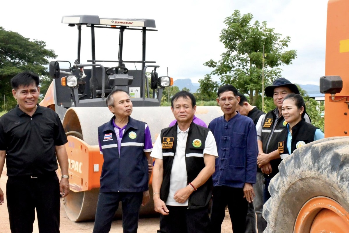 นายกจอย (นายก อบจ.ตาก) สนับสนุนเครื่องจักรกลพร้อมน้ำมันเชื้อเพลิง 50,000 บาท ซ่อมแซมถนนการเกษตรในพื้นที่ ต.แม่ตาว และแม่กุ อ.แม่สอด 