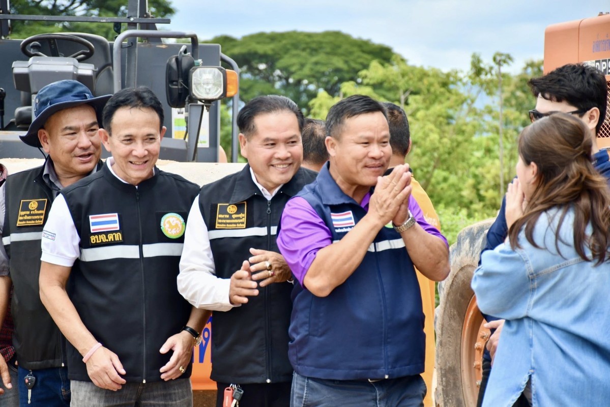 นายกจอย (นายก อบจ.ตาก) สนับสนุนเครื่องจักรกลพร้อมน้ำมันเชื้อเพลิง 50,000 บาท ซ่อมแซมถนนการเกษตรในพื้นที่ ต.แม่ตาว และแม่กุ อ.แม่สอด 