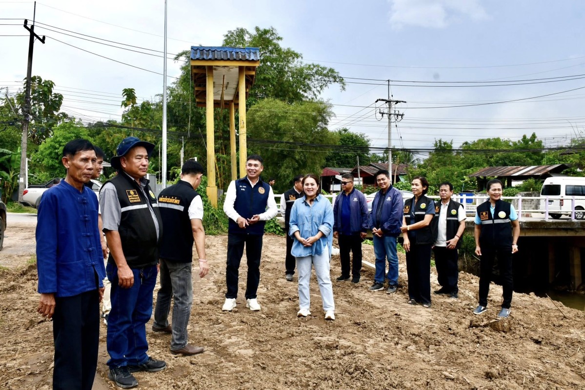 นายกจอย (นายก อบจ.ตาก) ตรวจความเรียบร้อยของเครื่องจักรกลในการขุดลอกคลองในพื้นที่ ต.แม่ตาว อ.แม่สอด งบประมาณ 50,000 บาท