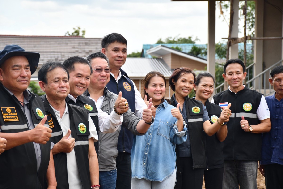 นายกจอย (นายก อบจ.ตาก) ตรวจความเรียบร้อยของเครื่องจักรกลในการขุดลอกคลองในพื้นที่ ต.แม่ตาว อ.แม่สอด งบประมาณ 50,000 บาท