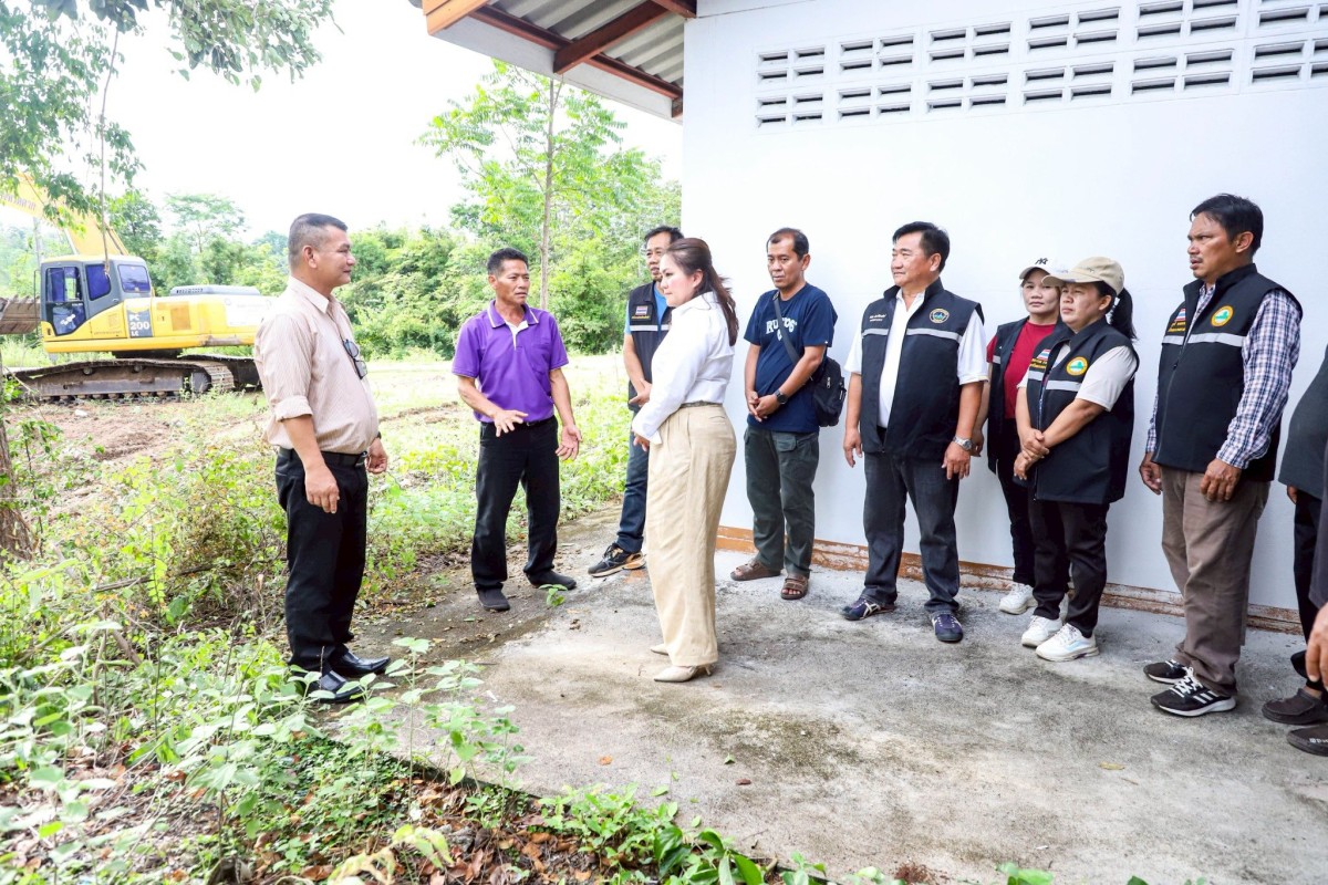 นายกจอย (นายก อบจ.ตาก) ลงพื้นที่ตรวจติดตามการทำงานของเครื่องจักร งานปรับปรุงภูมิทัศน์ บริเวณสุสาน บ้านดงยาง ม.1 ต.ทุ่งกระเชาะ อ.บ้านตาก 