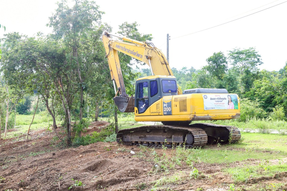 นายกจอย (นายก อบจ.ตาก) ลงพื้นที่ตรวจติดตามการทำงานของเครื่องจักร งานปรับปรุงภูมิทัศน์ บริเวณสุสาน บ้านดงยาง ม.1 ต.ทุ่งกระเชาะ อ.บ้านตาก 