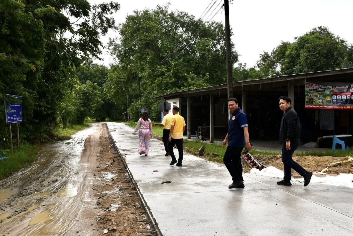 นายกจอย (นายกอบจ.ตาก) ตรวจติดตามโครงการปรับปรุงถนนโดยซ่อมแขมเป็นผิวทางคอนกรีตเสริมเหล็ก พื้นที่ ต.ตลุกกลางทุ่ง เชื่อม ต.น้ำรึม งบประมาณ 465,000 บาท