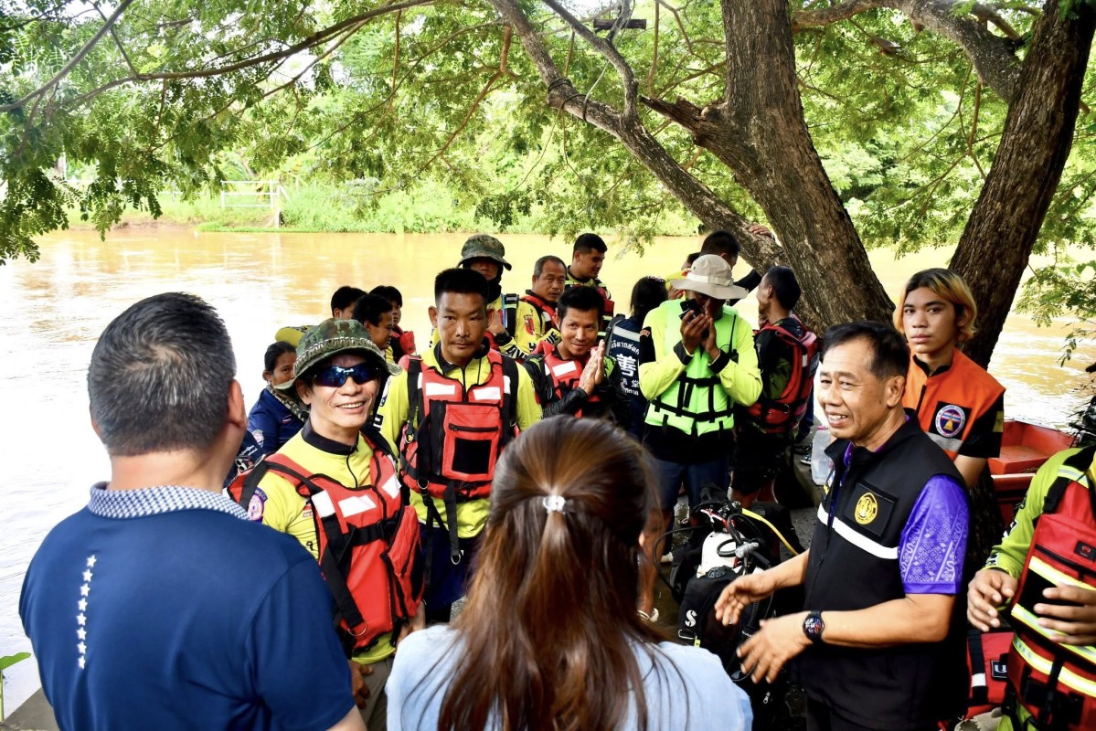 (นายกจอย) นายก อบจ.ตาก ลงพื้นที่ตรวจสอบจุดเกิดเหตุ และมอบขวัญกำลังใจ ให้แก่เจ้าหน้าที่ผู้ปฏิบัติงานและประชาชน