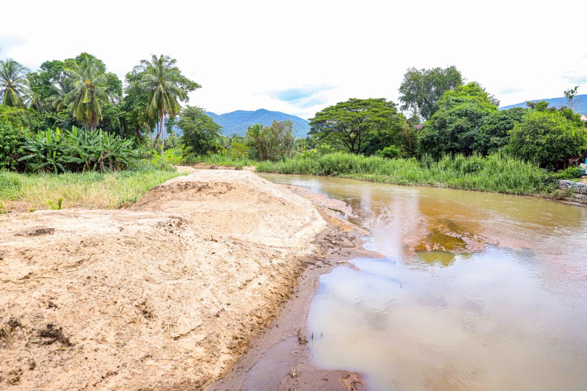 นายกจอย (นายกอบจ.ตาก)  ตรวจติดตามการทำงานของเครื่องจักร งานกำจัดวัชพืชที่ขวางทางน้ำ พื้นที่ ลำห้วยแม่สลิด งบประมาณ 77,784 บาท