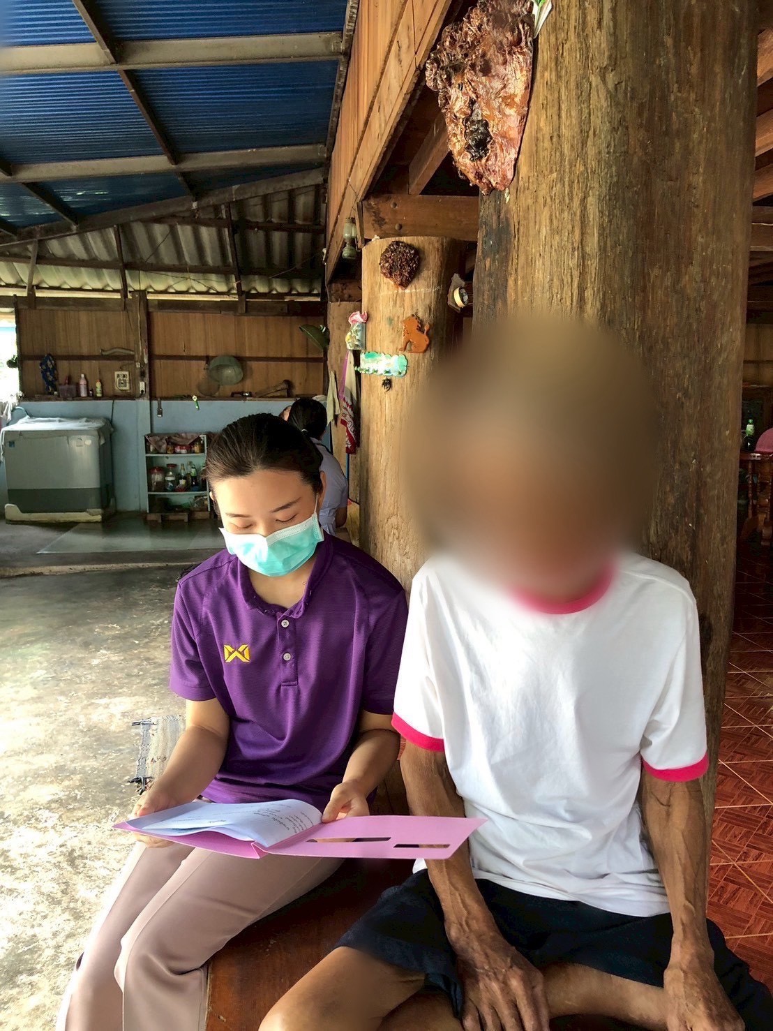 7 ตุลาคม 2568 นางอัจฉรา ทวีเกื้อกูลกิจ นายกองค์การบริหารส่วนจังหวัดตาก มอบหมายให้ นางสาววาสนา กึกก้องโลกา พยาบาลวิชาชีพปฏิบัติการ รพ.สต.บ้านสันป่าไร่ ร่วมกับ จนท.รพ.แม่ระมาด ออกเยี่ยมบ้านผู้ป่วยโรคมะเร็งปอด 1 ราย สงสัยมะเร็งปอด 1 ราย และมะเร็งตับ 1 ราย ได