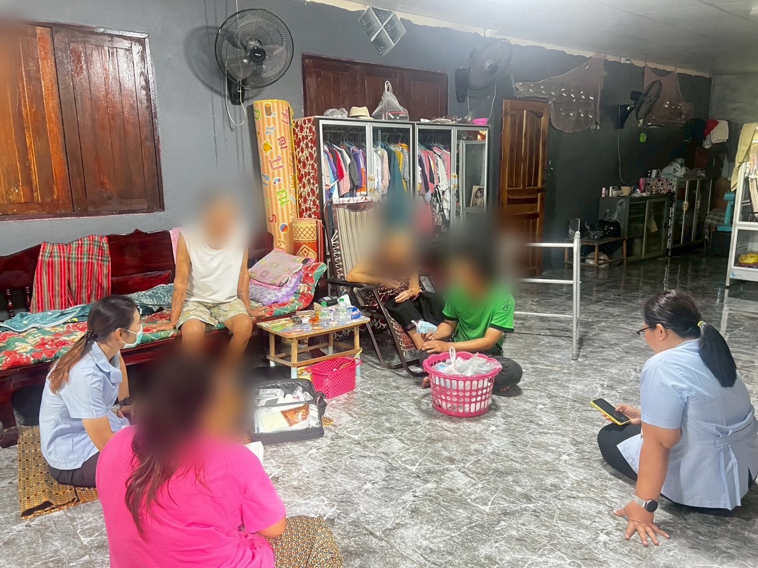 7 ตุลาคม 2568 นางอัจฉรา ทวีเกื้อกูลกิจ นายกองค์การบริหารส่วนจังหวัดตาก มอบหมายให้ นางสาววาสนา กึกก้องโลกา พยาบาลวิชาชีพปฏิบัติการ รพ.สต.บ้านสันป่าไร่ ร่วมกับ จนท.รพ.แม่ระมาด ออกเยี่ยมบ้านผู้ป่วยโรคมะเร็งปอด 1 ราย สงสัยมะเร็งปอด 1 ราย และมะเร็งตับ 1 ราย ได