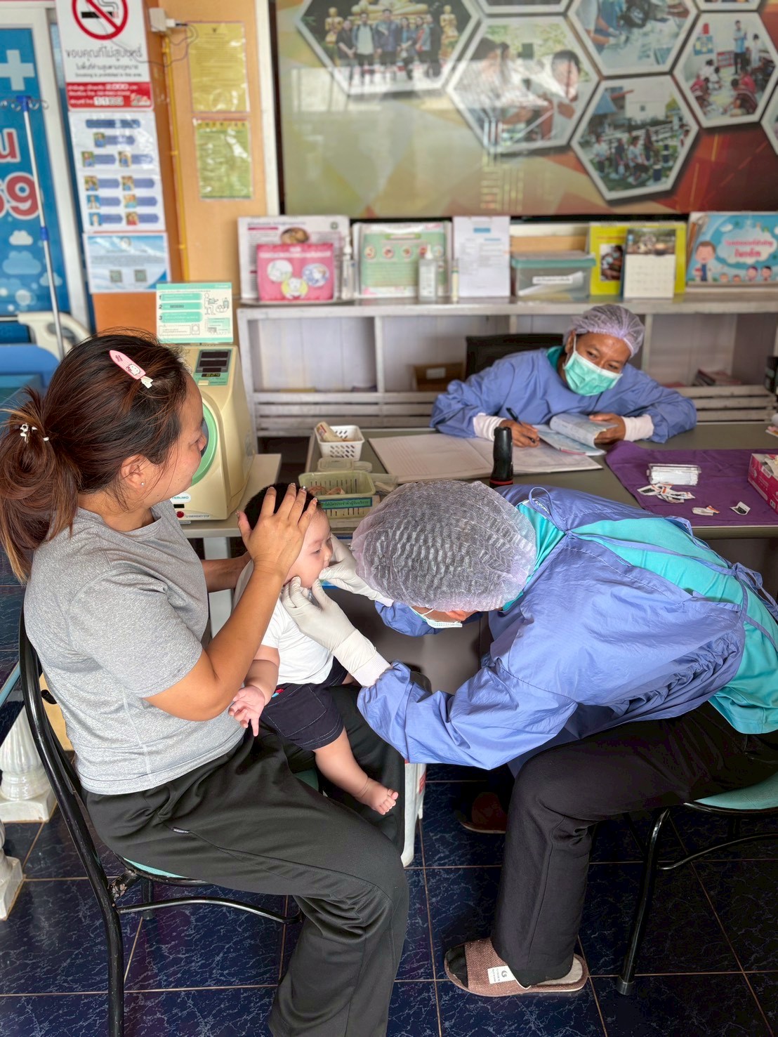 8 ต.ค.68 รพ.สต.บ้านสันป่าไร่ ให้บริการฉีดวัคซีนเด็กอายุ 2 เดือน ถึง 4 ปี จำนวน 17 ราย พร้อมทั้งตรวจสุขภาพช่องปาก , เคลือบฟลูออไรด์ , ให้ทันตสุขศึกษาแก่ผู้ปกครอง , เจาะเลือดตรวจความเข้มข้นของเลือด(Hct) , จ่ายยา Para syr และ Ferrous syr