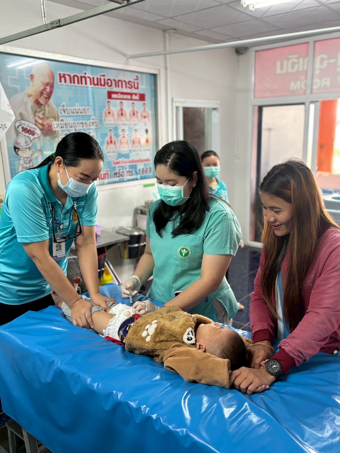 8 ต.ค.68 รพ.สต.บ้านสันป่าไร่ ให้บริการฉีดวัคซีนเด็กอายุ 2 เดือน ถึง 4 ปี จำนวน 17 ราย พร้อมทั้งตรวจสุขภาพช่องปาก , เคลือบฟลูออไรด์ , ให้ทันตสุขศึกษาแก่ผู้ปกครอง , เจาะเลือดตรวจความเข้มข้นของเลือด(Hct) , จ่ายยา Para syr และ Ferrous syr