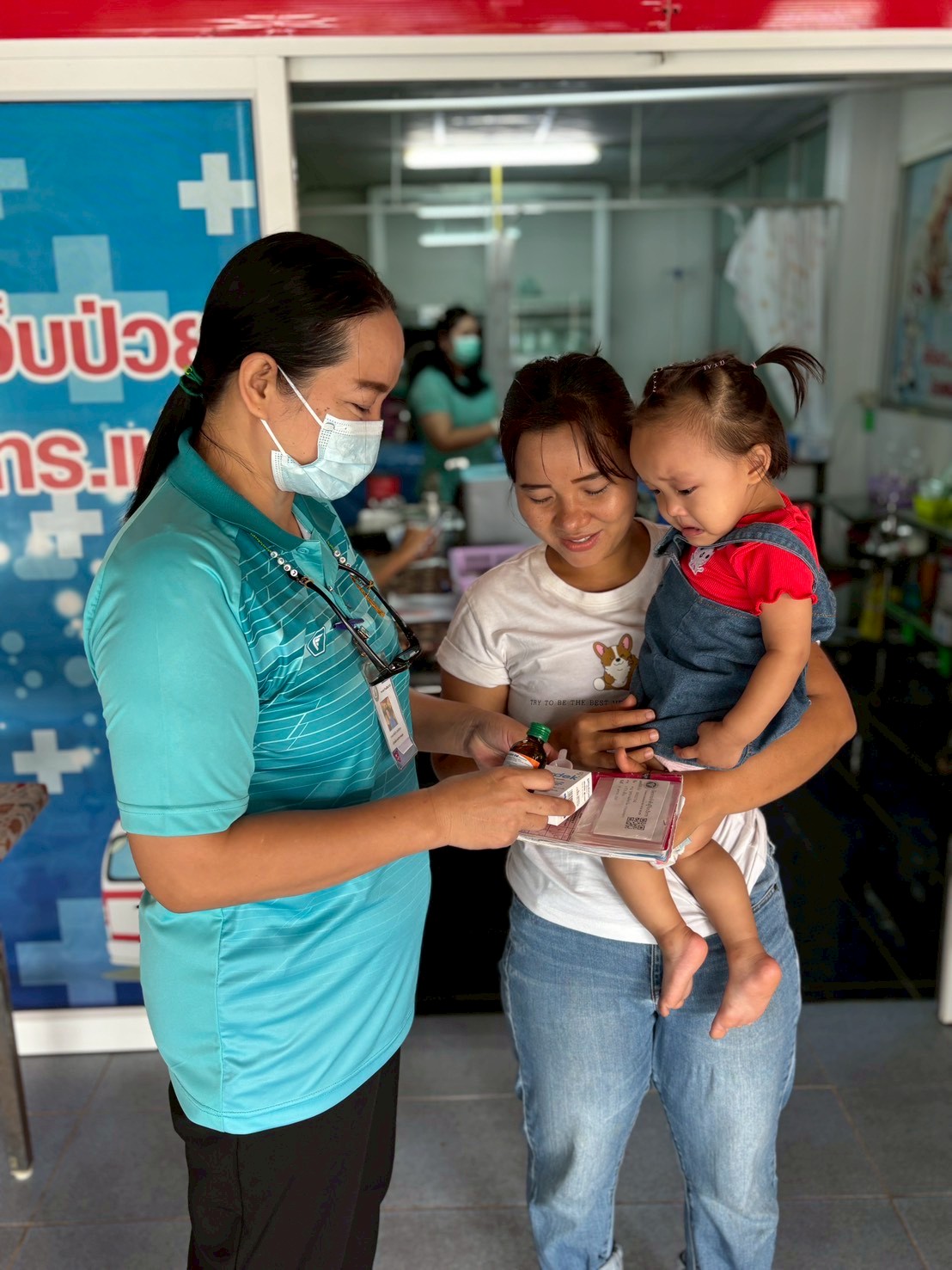 8 ต.ค.68 รพ.สต.บ้านสันป่าไร่ ให้บริการฉีดวัคซีนเด็กอายุ 2 เดือน ถึง 4 ปี จำนวน 17 ราย พร้อมทั้งตรวจสุขภาพช่องปาก , เคลือบฟลูออไรด์ , ให้ทันตสุขศึกษาแก่ผู้ปกครอง , เจาะเลือดตรวจความเข้มข้นของเลือด(Hct) , จ่ายยา Para syr และ Ferrous syr