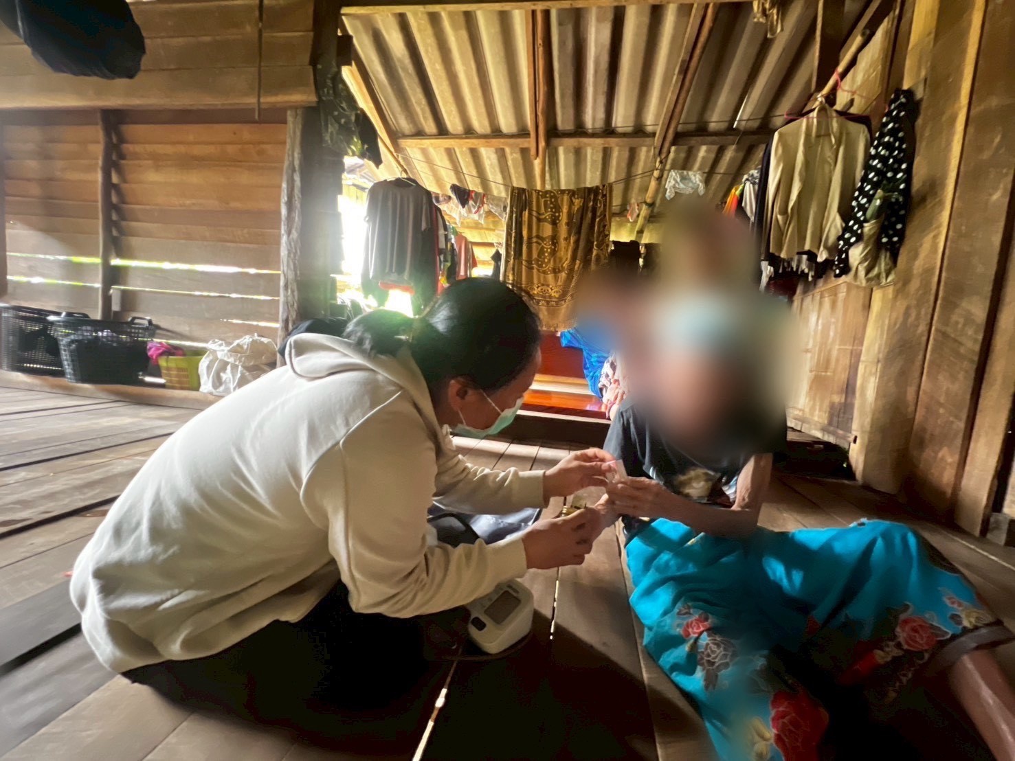 8 ตุลาคม 2568 นางอัจฉรา ทวีเกื้อกูลกิจ นายกองค์การบริหารส่วนจังหวัดตาก มอบหมายให้ นางสาววาสนา กึกก้องโลกา พยาบาลวิชาชีพปฏิบัติการ และนางสาวโสภา วรนารถวิชัย ผู้ช่วยทันตกรรม รพ.สต.บ้านสันป่าไร่ เยี่ยมบ้านผู้ป่วยหลอดเลือดสมอง หลังได้รับการผ่าตัดสมอง จำนวน 1 