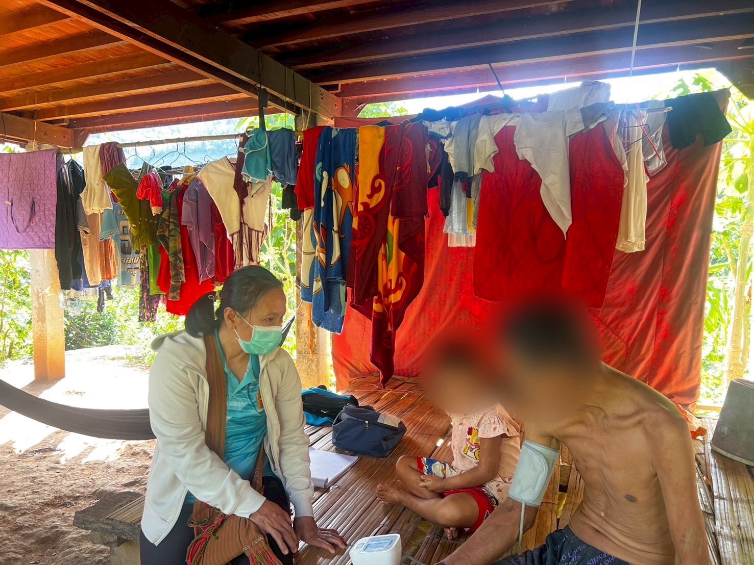 8 ตุลาคม 2568 นางอัจฉรา ทวีเกื้อกูลกิจ นายกองค์การบริหารส่วนจังหวัดตาก มอบหมายให้ นางสาววาสนา กึกก้องโลกา พยาบาลวิชาชีพปฏิบัติการ และนางสาวโสภา วรนารถวิชัย ผู้ช่วยทันตกรรม รพ.สต.บ้านสันป่าไร่ เยี่ยมบ้านผู้ป่วยหลอดเลือดสมอง หลังได้รับการผ่าตัดสมอง จำนวน 1 