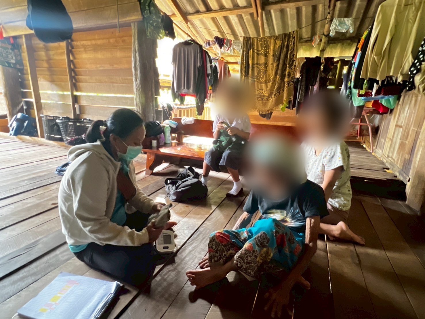 8 ตุลาคม 2568 นางอัจฉรา ทวีเกื้อกูลกิจ นายกองค์การบริหารส่วนจังหวัดตาก มอบหมายให้ นางสาววาสนา กึกก้องโลกา พยาบาลวิชาชีพปฏิบัติการ และนางสาวโสภา วรนารถวิชัย ผู้ช่วยทันตกรรม รพ.สต.บ้านสันป่าไร่ เยี่ยมบ้านผู้ป่วยหลอดเลือดสมอง หลังได้รับการผ่าตัดสมอง จำนวน 1 