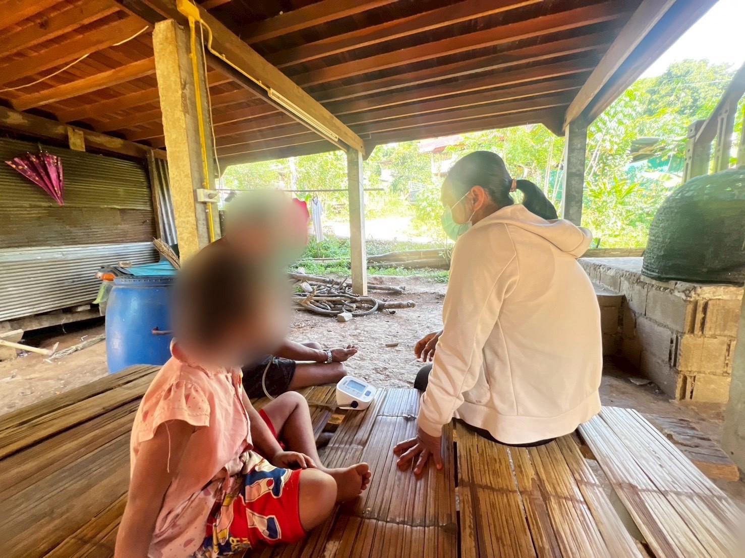 8 ตุลาคม 2568 นางอัจฉรา ทวีเกื้อกูลกิจ นายกองค์การบริหารส่วนจังหวัดตาก มอบหมายให้ นางสาววาสนา กึกก้องโลกา พยาบาลวิชาชีพปฏิบัติการ และนางสาวโสภา วรนารถวิชัย ผู้ช่วยทันตกรรม รพ.สต.บ้านสันป่าไร่ เยี่ยมบ้านผู้ป่วยหลอดเลือดสมอง หลังได้รับการผ่าตัดสมอง จำนวน 1 