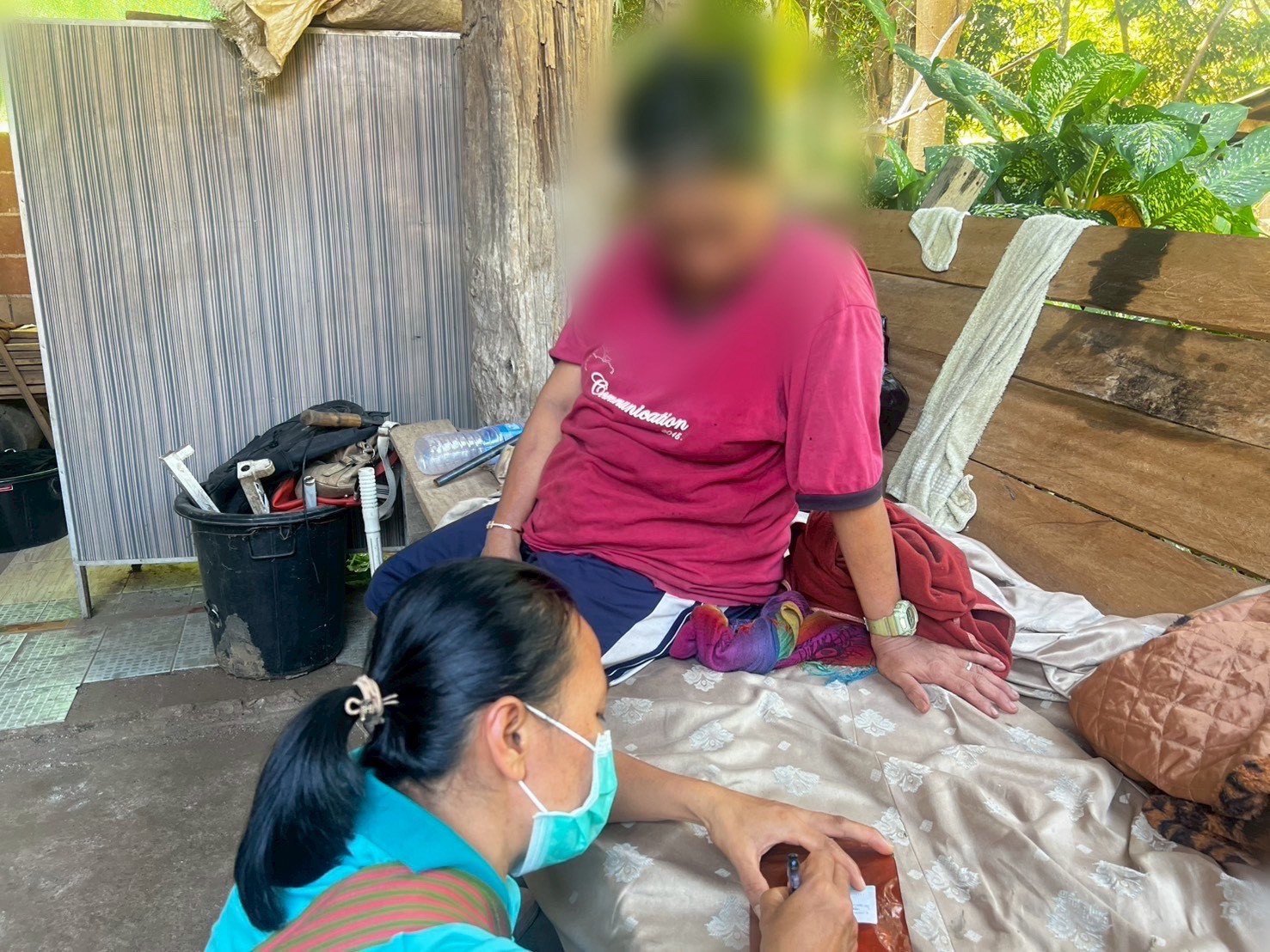 8 ตุลาคม 2568 นางอัจฉรา ทวีเกื้อกูลกิจ นายกองค์การบริหารส่วนจังหวัดตาก มอบหมายให้ นางสาววาสนา กึกก้องโลกา พยาบาลวิชาชีพปฏิบัติการ และนางสาวโสภา วรนารถวิชัย ผู้ช่วยทันตกรรม รพ.สต.บ้านสันป่าไร่ เยี่ยมบ้านผู้ป่วยหลอดเลือดสมอง หลังได้รับการผ่าตัดสมอง จำนวน 1 