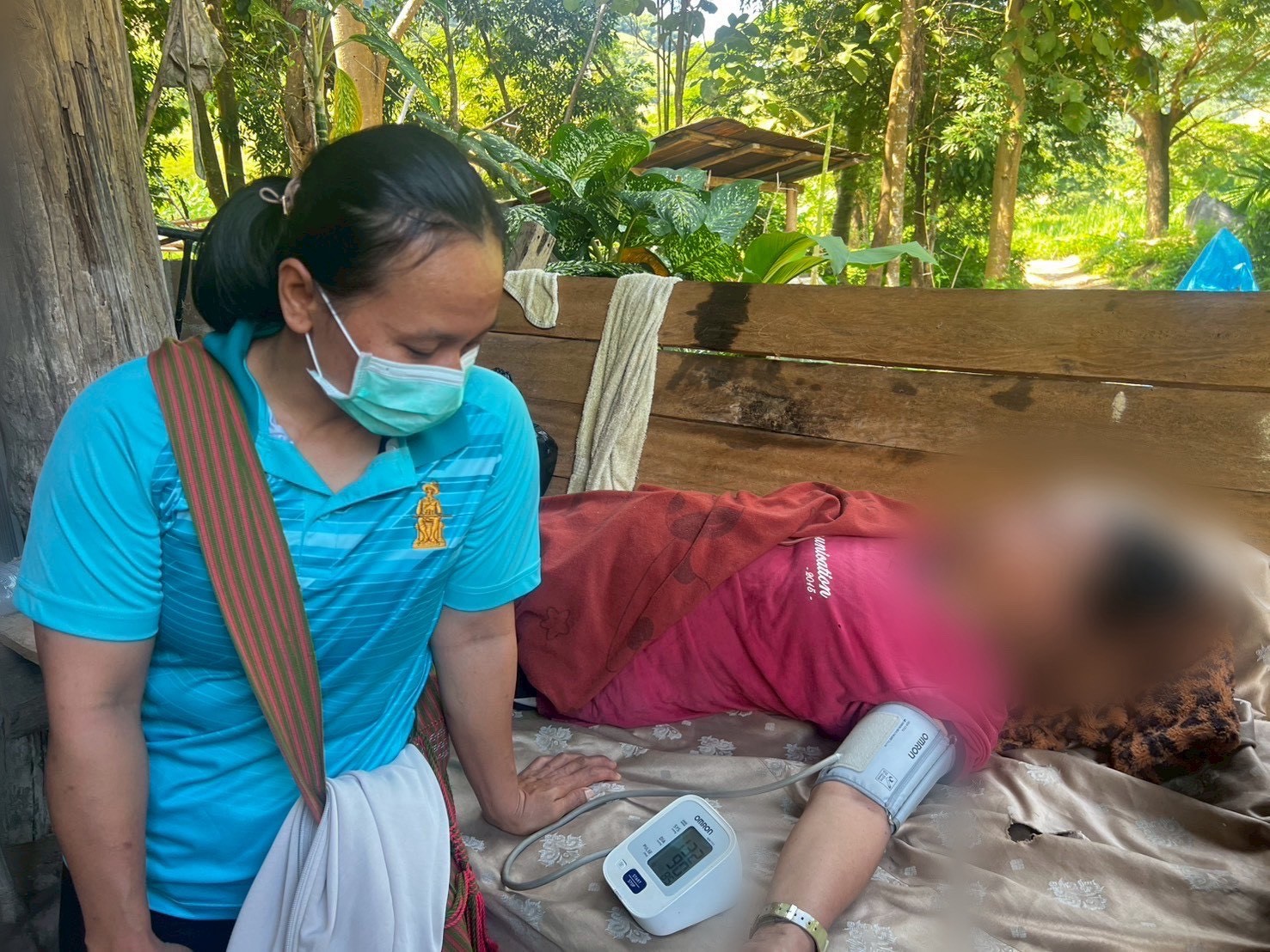 8 ตุลาคม 2568 นางอัจฉรา ทวีเกื้อกูลกิจ นายกองค์การบริหารส่วนจังหวัดตาก มอบหมายให้ นางสาววาสนา กึกก้องโลกา พยาบาลวิชาชีพปฏิบัติการ และนางสาวโสภา วรนารถวิชัย ผู้ช่วยทันตกรรม รพ.สต.บ้านสันป่าไร่ เยี่ยมบ้านผู้ป่วยหลอดเลือดสมอง หลังได้รับการผ่าตัดสมอง จำนวน 1 