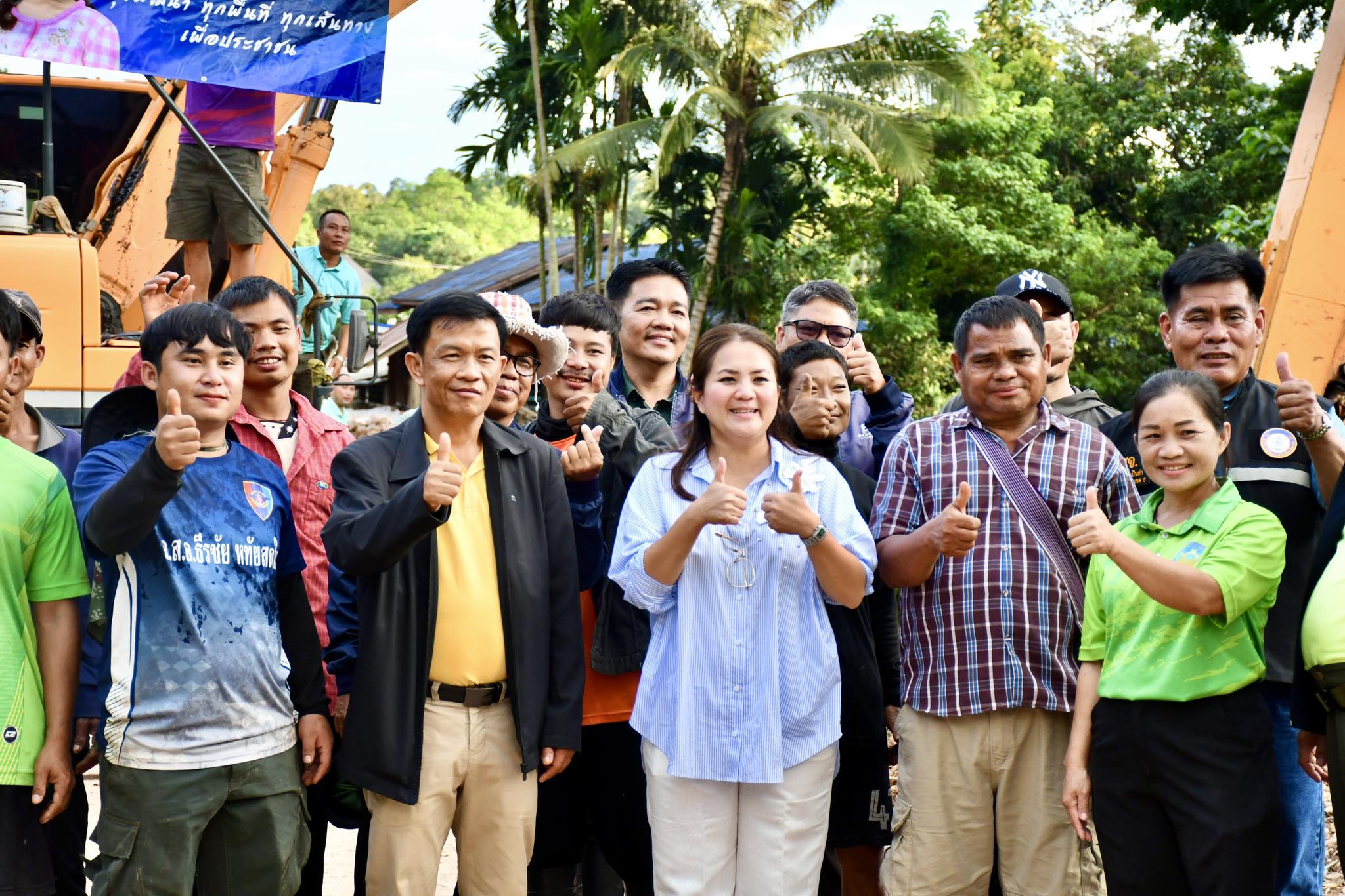 นายกจอย (นายก อบจ.ตาก) สนับสนุนเครื่องจักรกลพร้อมน้ำมันเชื้อเพลิง 52,000 บาท ซ่อมแซมถนนในพื้นที่ ต.พระธาตุผาแดง อ.แม่สอด 