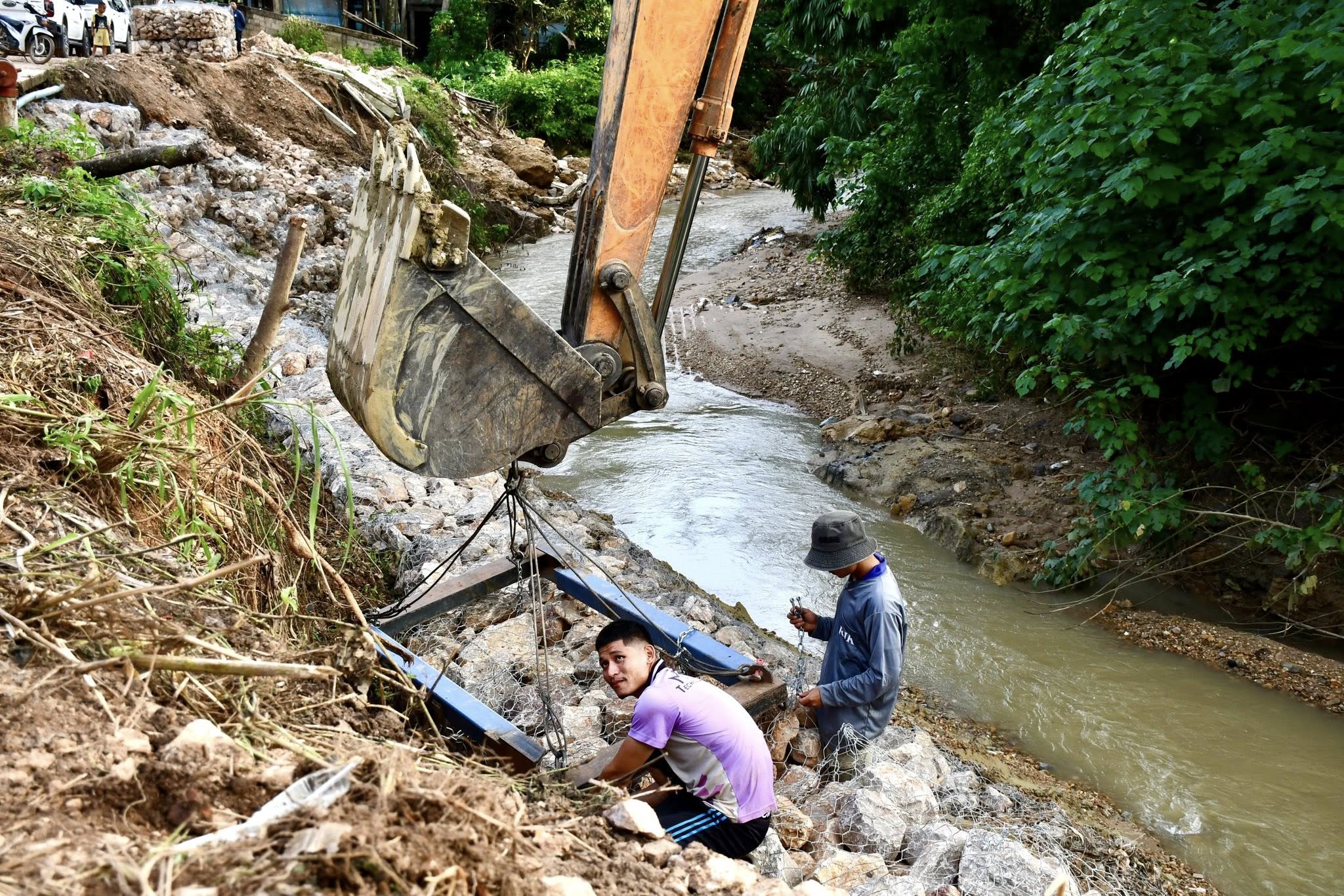 นายกจอย (นายก อบจ.ตาก) สนับสนุนเครื่องจักรกลพร้อมน้ำมันเชื้อเพลิง 52,000 บาท ซ่อมแซมถนนในพื้นที่ ต.พระธาตุผาแดง อ.แม่สอด 