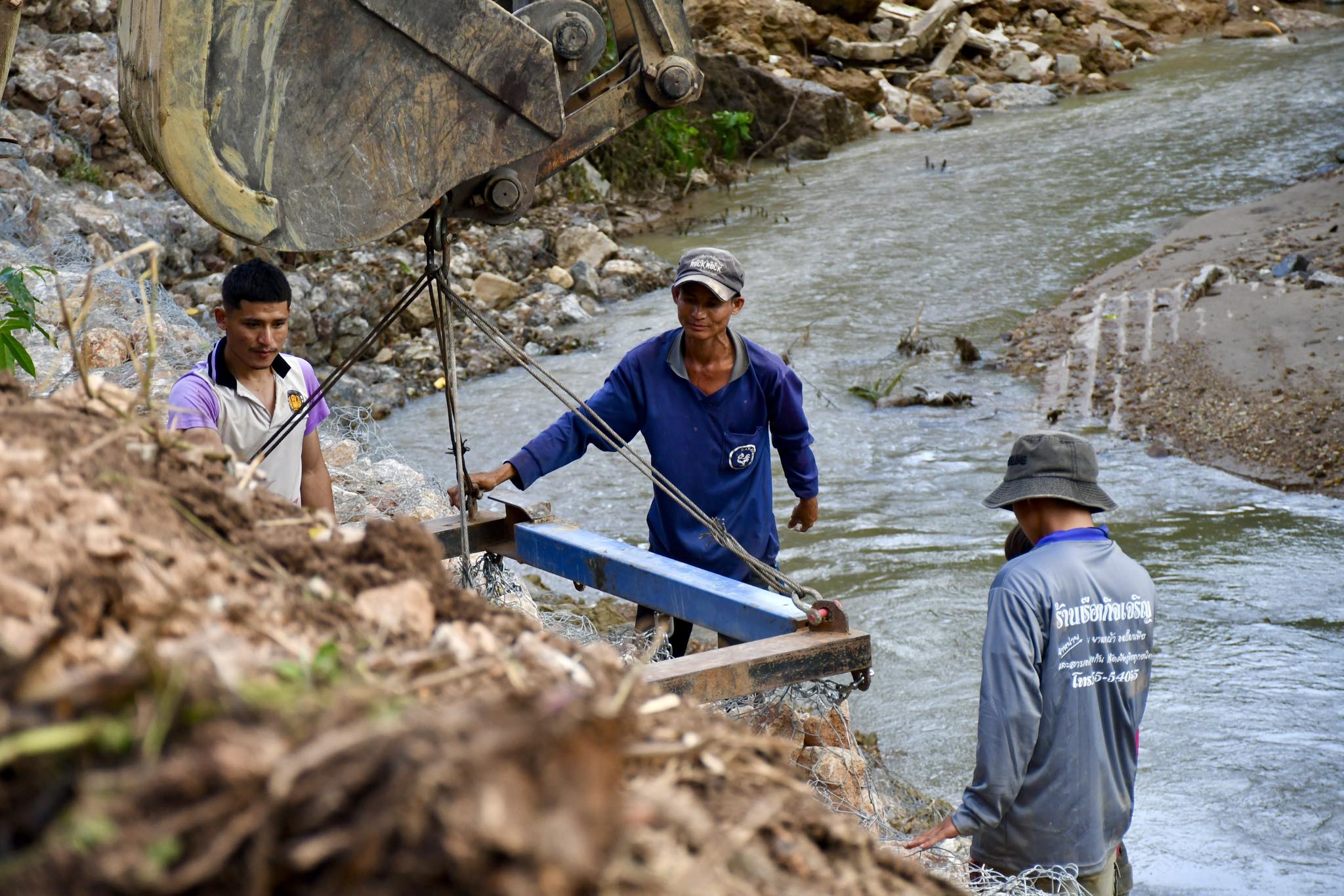 นายกจอย (นายก อบจ.ตาก) สนับสนุนเครื่องจักรกลพร้อมน้ำมันเชื้อเพลิง 52,000 บาท ซ่อมแซมถนนในพื้นที่ ต.พระธาตุผาแดง อ.แม่สอด 