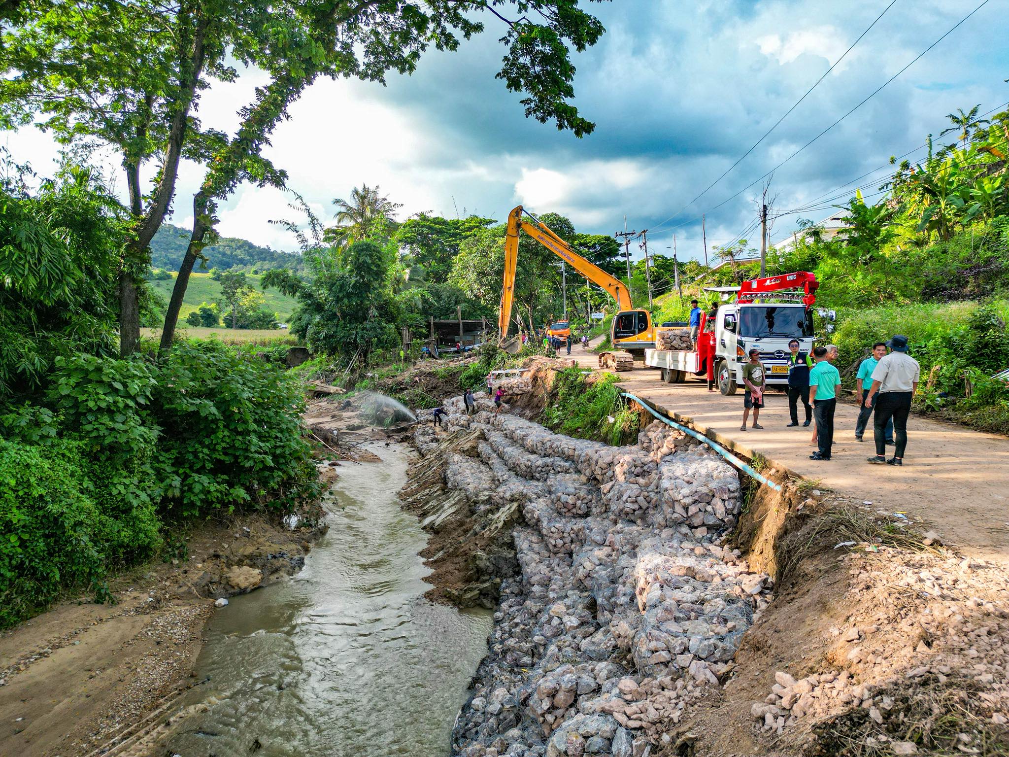 นายกจอย (นายก อบจ.ตาก) สนับสนุนเครื่องจักรกลพร้อมน้ำมันเชื้อเพลิง 52,000 บาท ซ่อมแซมถนนในพื้นที่ ต.พระธาตุผาแดง อ.แม่สอด 