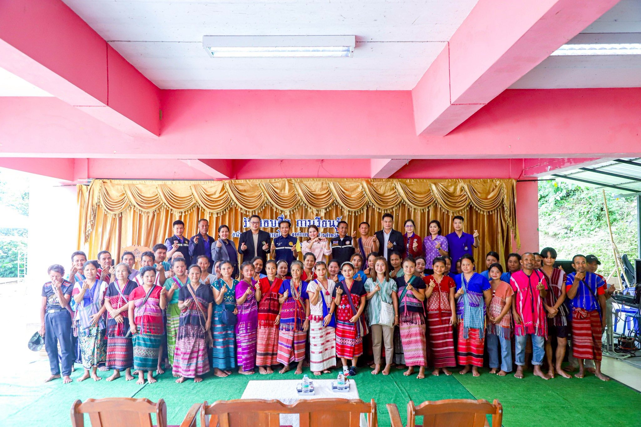 อบจ.ตาก สนับสนุนสื่อการเรียนการสอนแก่โรงเรียนในเขตอำเภอท่าสองยาง 6 โรงเรียน งบประมาณ 2,400,000 บาท