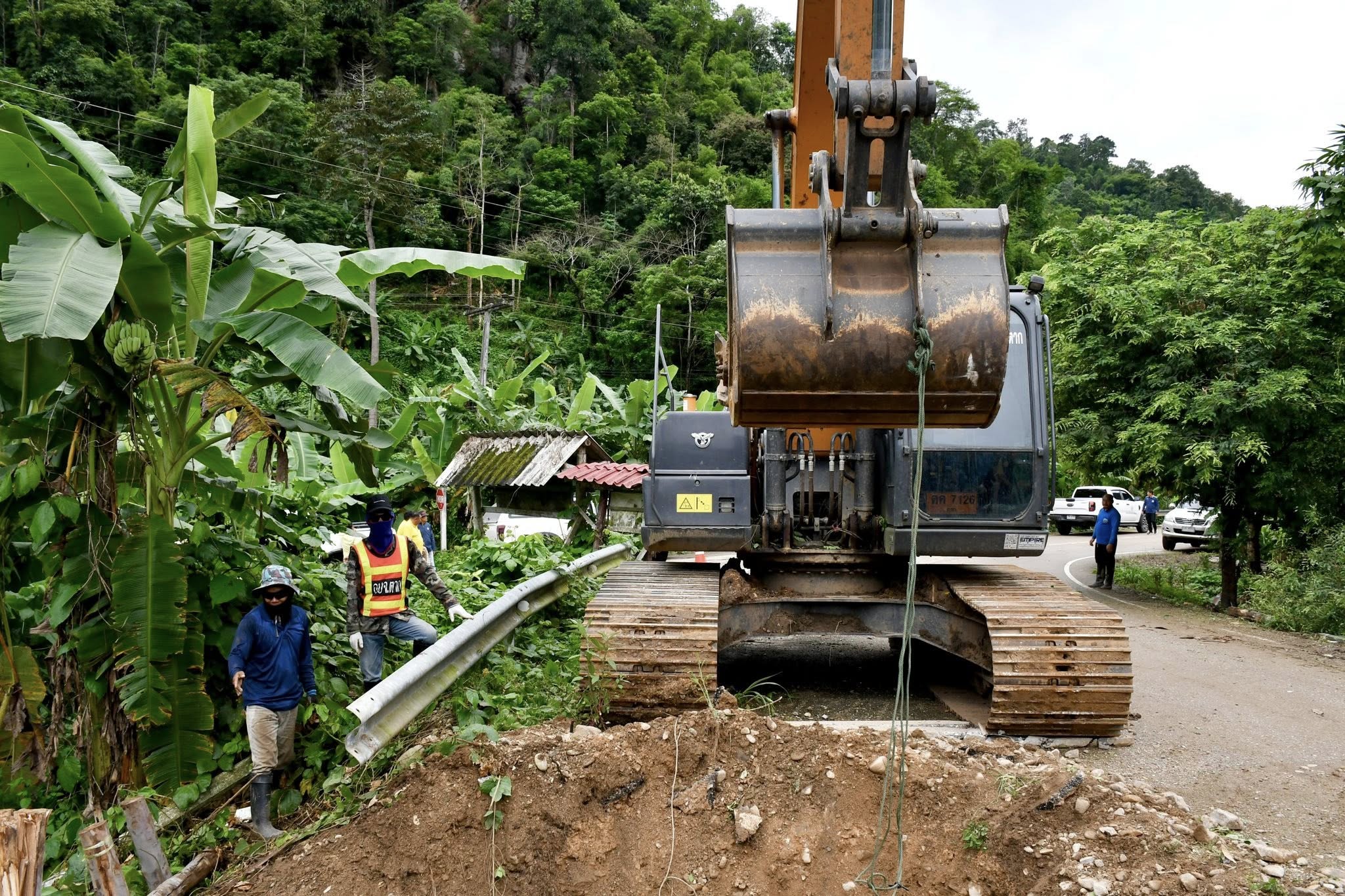 นายกจอย (นายก อบจ.ตาก) สนับสนุนเครื่องจักรกลพร้อมน้ำมันเชื้อเพลิง 30,000 บาท ซ่อมแซมคอสะพาน บ้านต้นผึ้ง - บ้านตีนธาตุ อ.แม่ระมาด