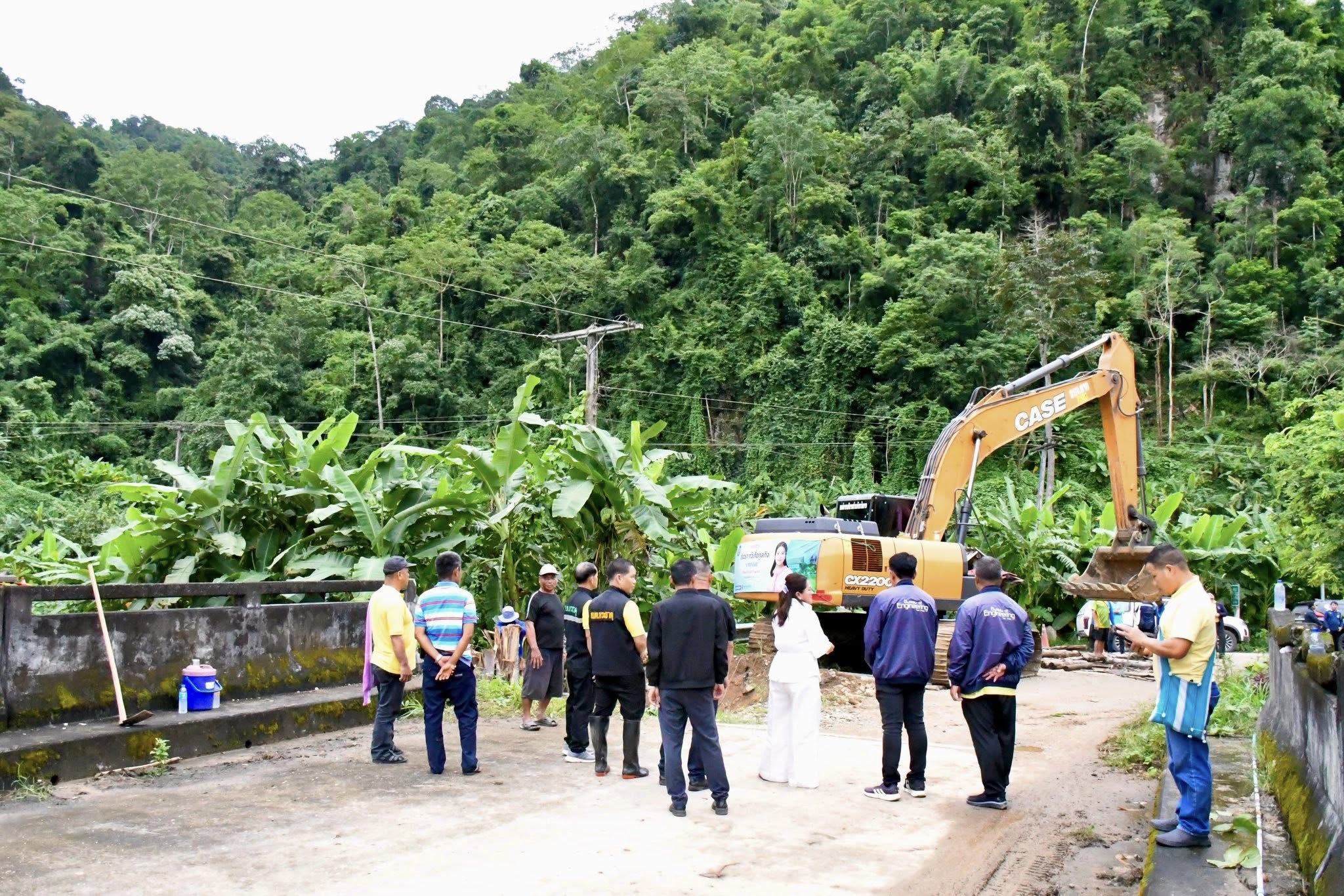 นายกจอย (นายก อบจ.ตาก) สนับสนุนเครื่องจักรกลพร้อมน้ำมันเชื้อเพลิง 30,000 บาท ซ่อมแซมคอสะพาน บ้านต้นผึ้ง - บ้านตีนธาตุ อ.แม่ระมาด