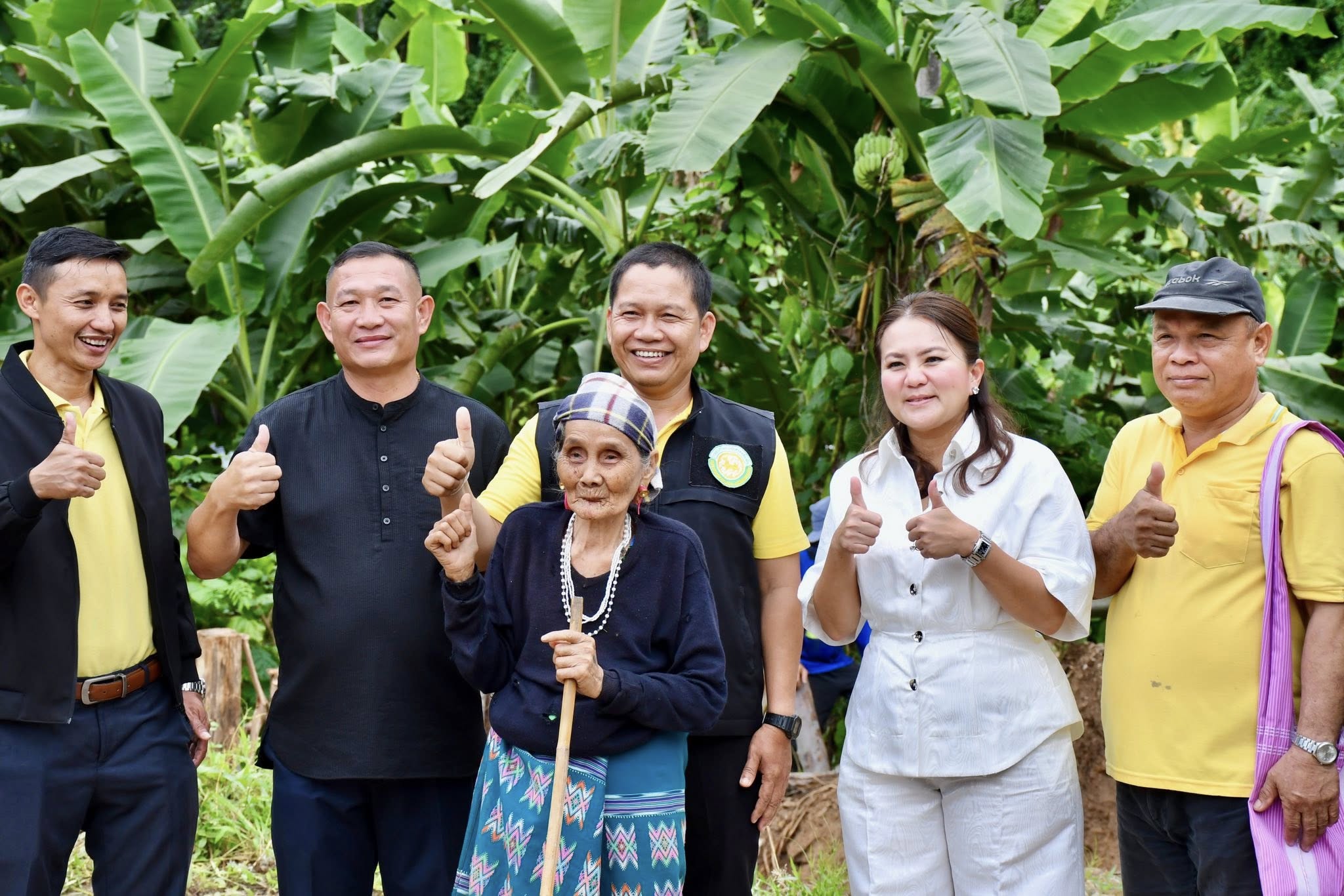 นายกจอย (นายก อบจ.ตาก) สนับสนุนเครื่องจักรกลพร้อมน้ำมันเชื้อเพลิง 30,000 บาท ซ่อมแซมคอสะพาน บ้านต้นผึ้ง - บ้านตีนธาตุ อ.แม่ระมาด