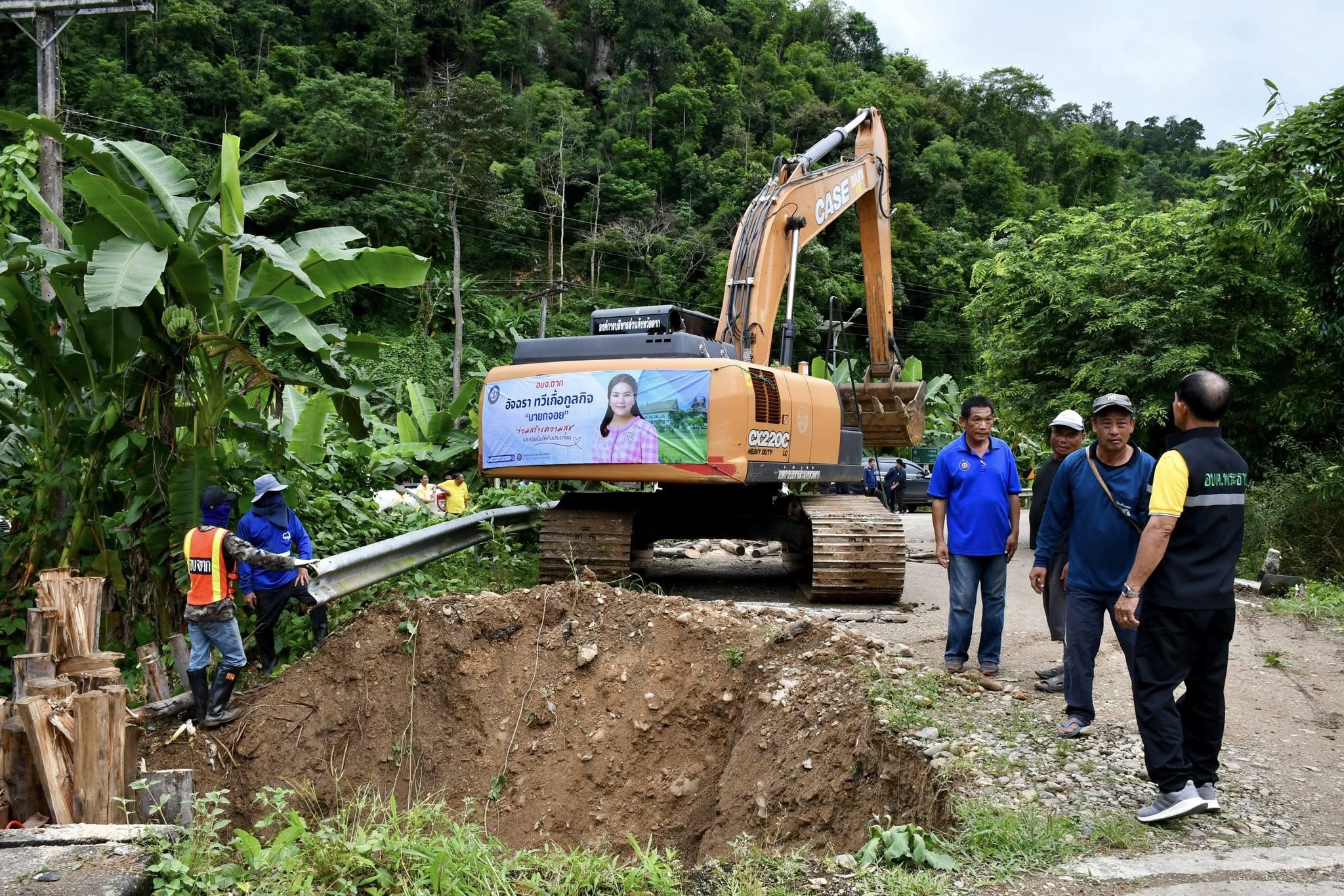 นายกจอย (นายก อบจ.ตาก) สนับสนุนเครื่องจักรกลพร้อมน้ำมันเชื้อเพลิง 30,000 บาท ซ่อมแซมคอสะพาน บ้านต้นผึ้ง - บ้านตีนธาตุ อ.แม่ระมาด