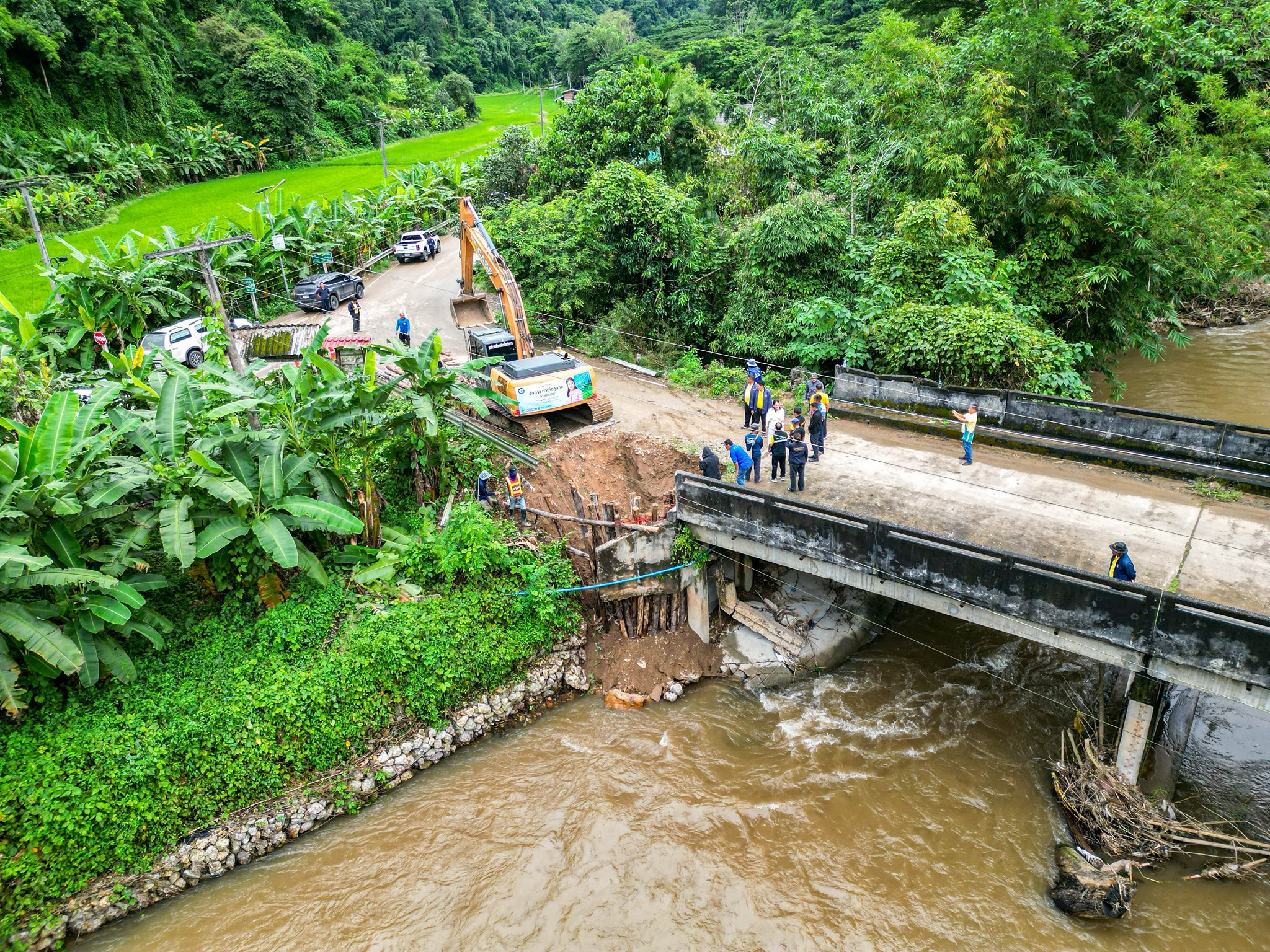 นายกจอย (นายก อบจ.ตาก) สนับสนุนเครื่องจักรกลพร้อมน้ำมันเชื้อเพลิง 30,000 บาท ซ่อมแซมคอสะพาน บ้านต้นผึ้ง - บ้านตีนธาตุ อ.แม่ระมาด