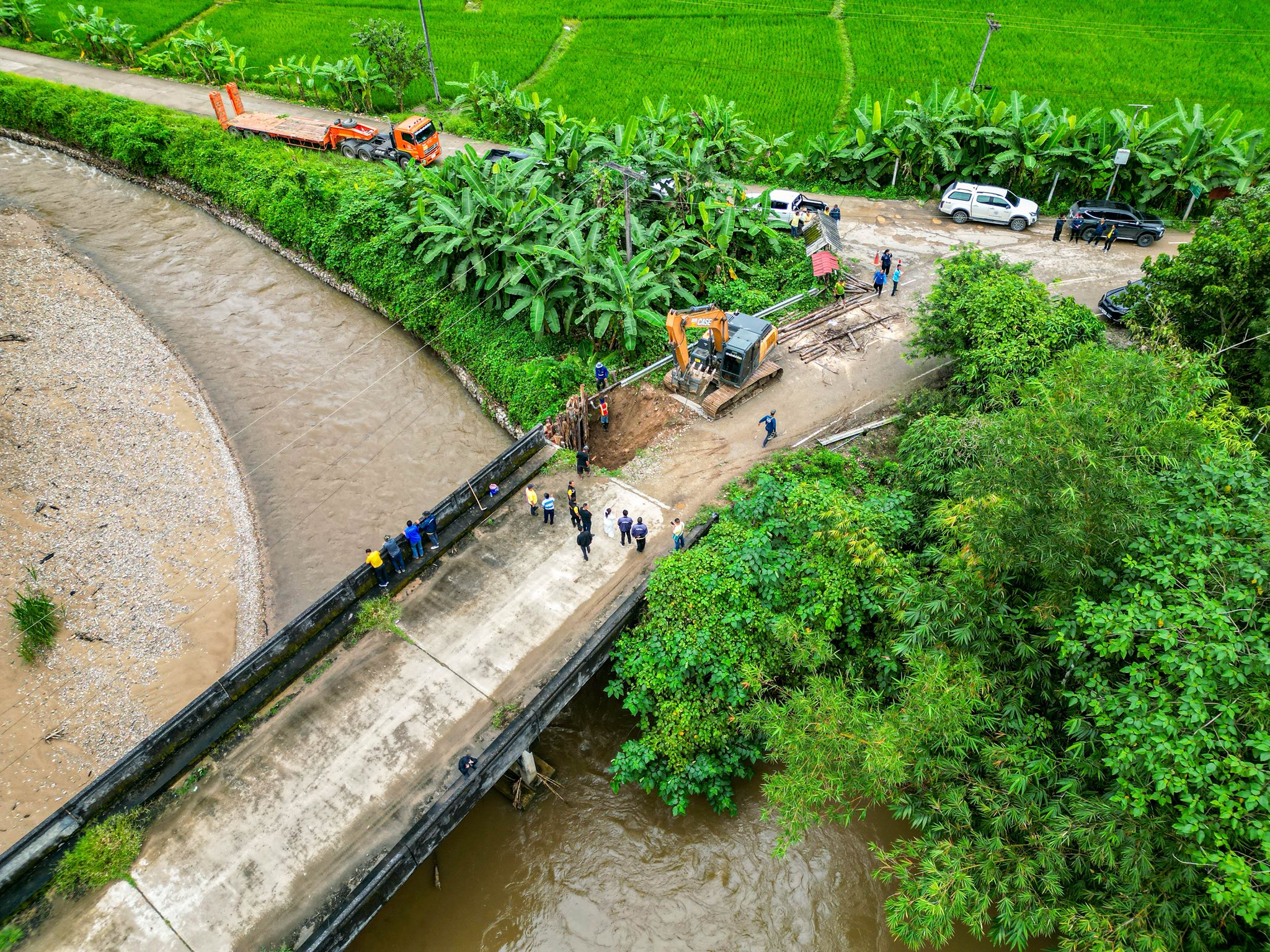 นายกจอย (นายก อบจ.ตาก) สนับสนุนเครื่องจักรกลพร้อมน้ำมันเชื้อเพลิง 30,000 บาท ซ่อมแซมคอสะพาน บ้านต้นผึ้ง - บ้านตีนธาตุ อ.แม่ระมาด