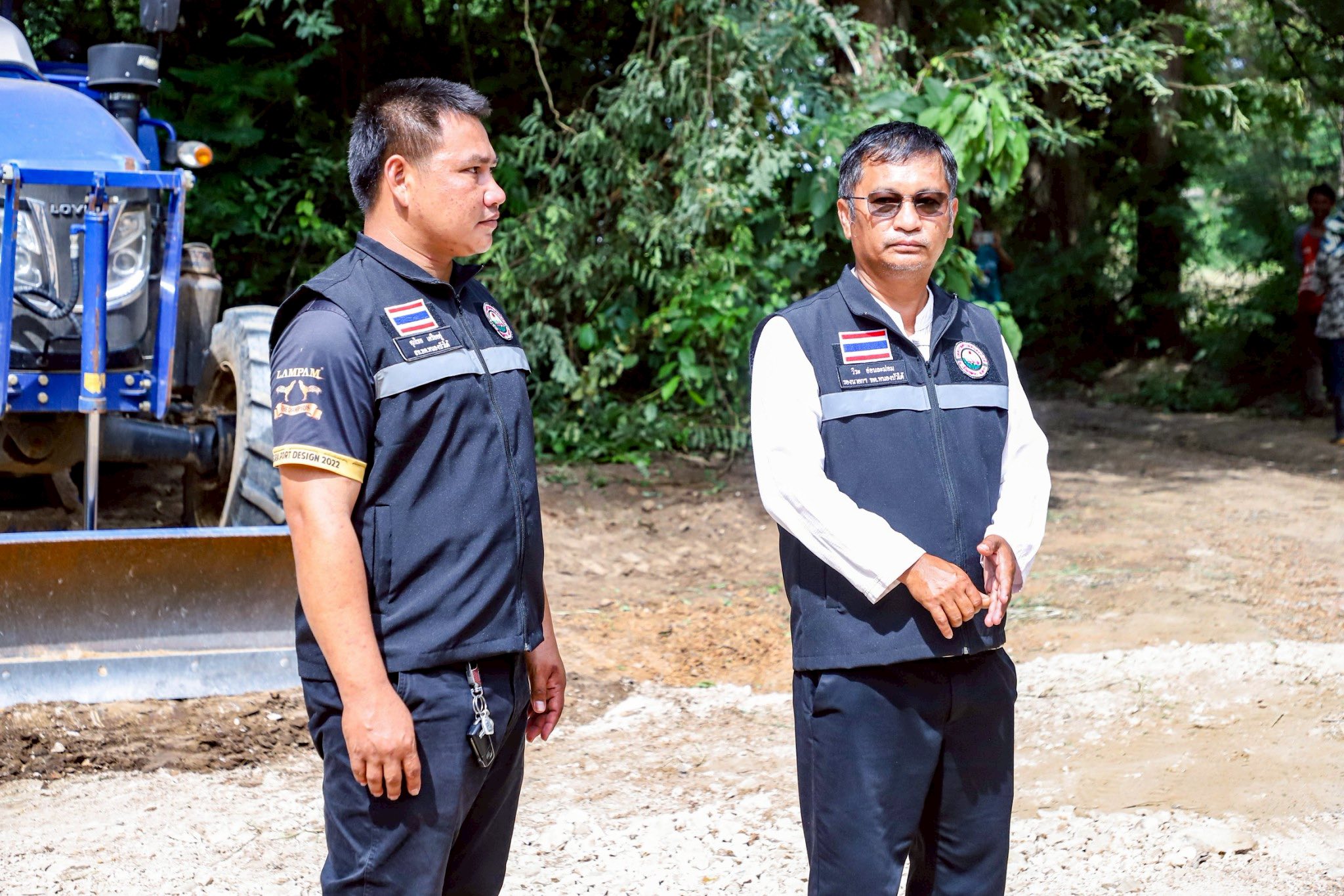 นายกจอย  (นายกอบจ.ตาก) ติดตามการทำงานของเครื่องจักร ซ่อมแซมถนนลูกรังพังชำรุดเสียหาย บ้านท่าเล่ ตำบลหนองบัวใต้ งบประมาณ 80,000 บาท
