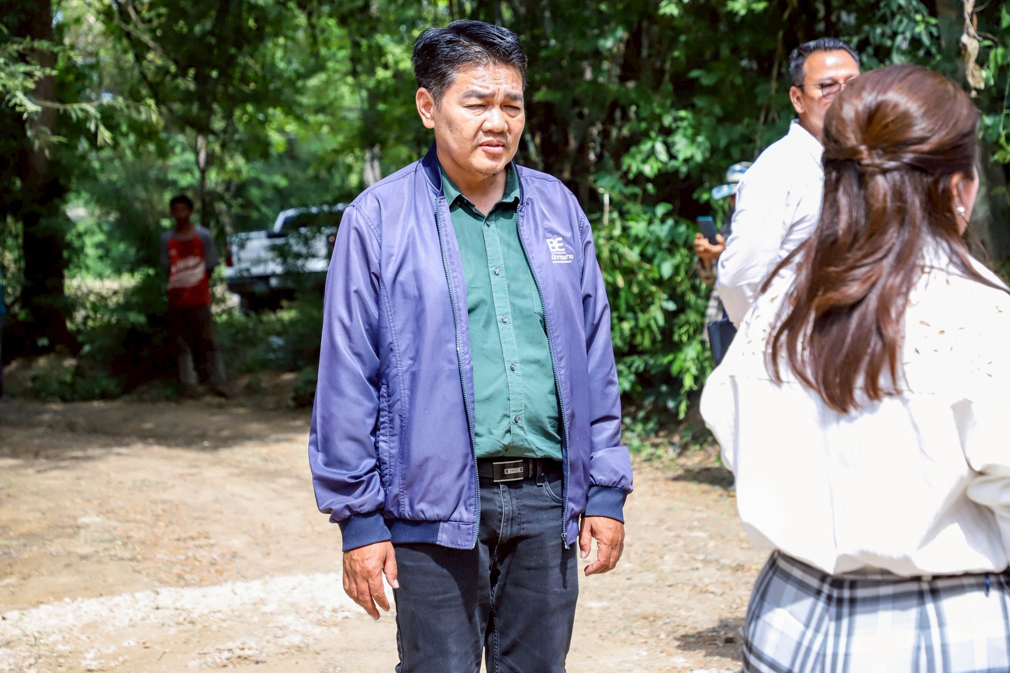 นายกจอย  (นายกอบจ.ตาก) ติดตามการทำงานของเครื่องจักร ซ่อมแซมถนนลูกรังพังชำรุดเสียหาย บ้านท่าเล่ ตำบลหนองบัวใต้ งบประมาณ 80,000 บาท