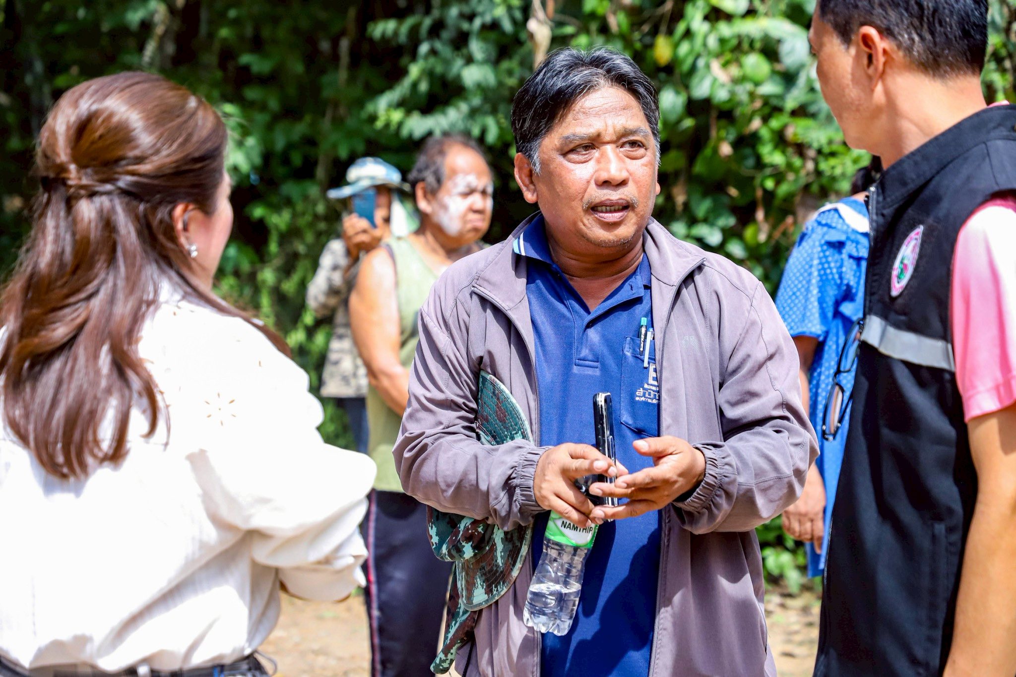 นายกจอย  (นายกอบจ.ตาก) ติดตามการทำงานของเครื่องจักร ซ่อมแซมถนนลูกรังพังชำรุดเสียหาย บ้านท่าเล่ ตำบลหนองบัวใต้ งบประมาณ 80,000 บาท