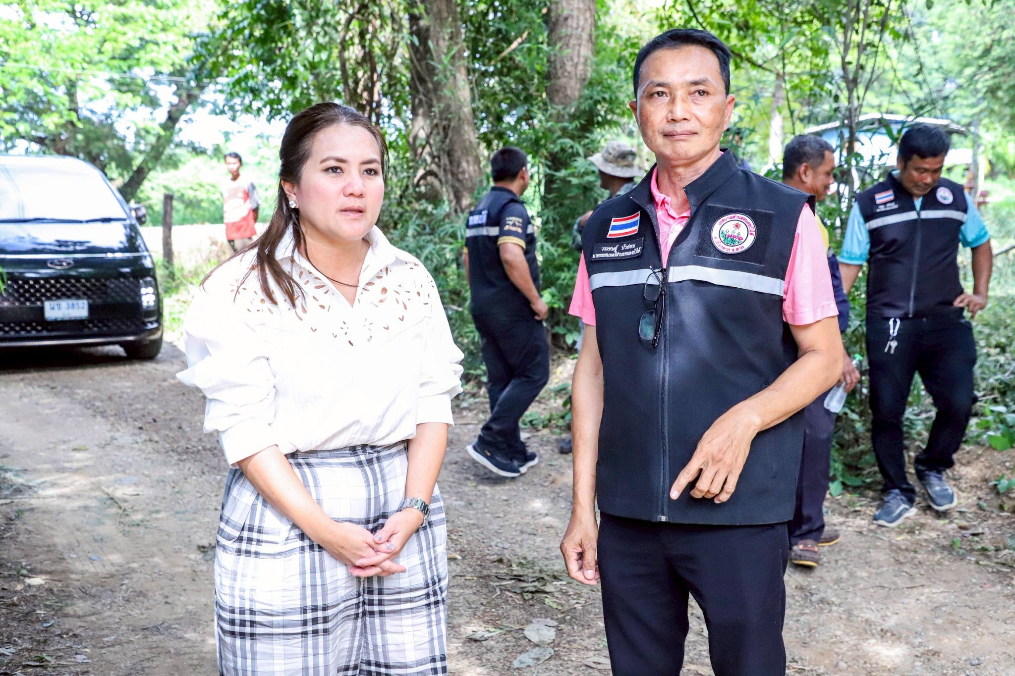 นายกจอย  (นายกอบจ.ตาก) ติดตามการทำงานของเครื่องจักร ซ่อมแซมถนนลูกรังพังชำรุดเสียหาย บ้านท่าเล่ ตำบลหนองบัวใต้ งบประมาณ 80,000 บาท