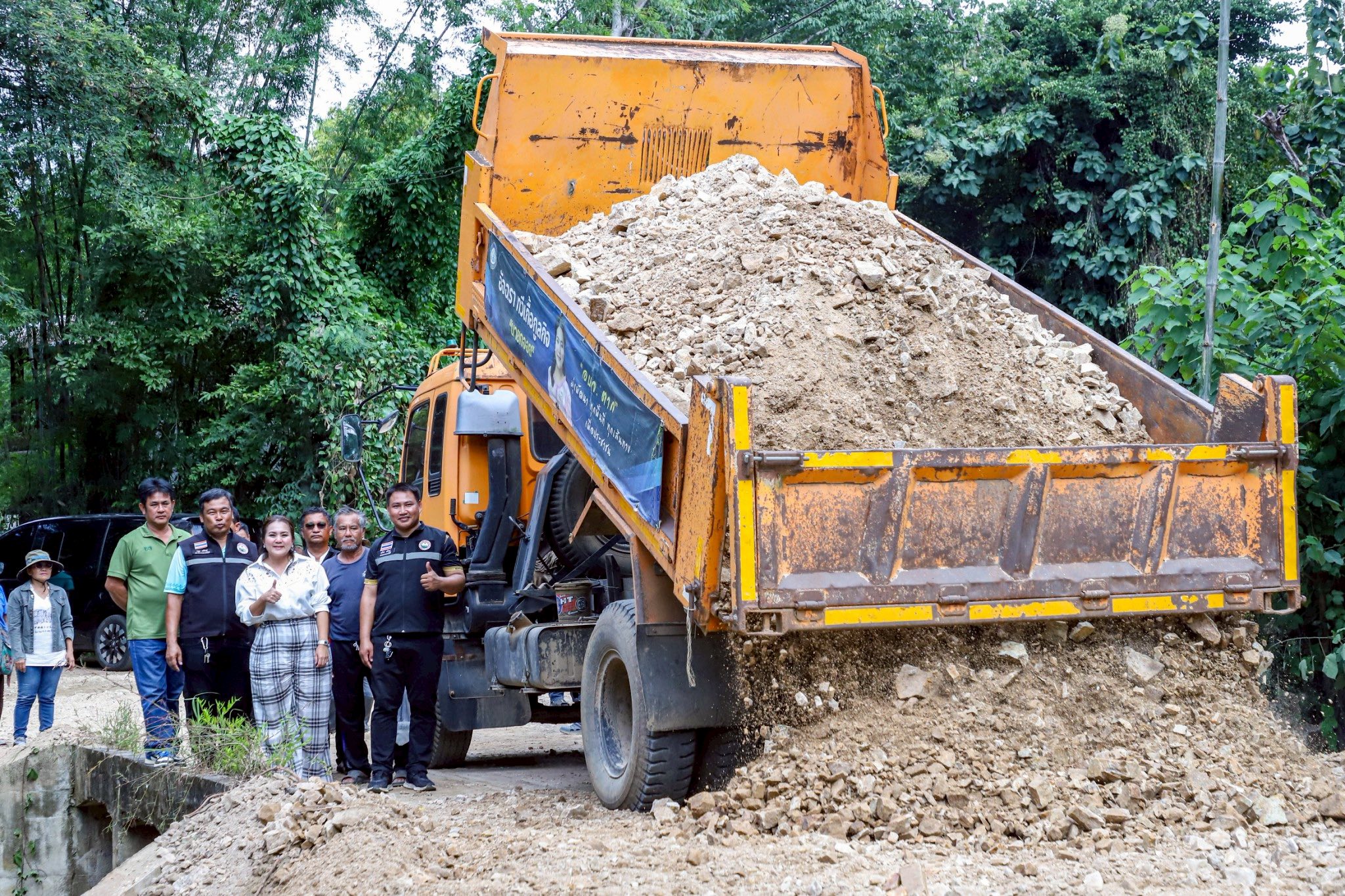 นายกจอย  (นายกอบจ.ตาก) ติดตามการทำงานของเครื่องจักร ซ่อมแซมถนนลูกรังพังชำรุดเสียหาย บ้านท่าเล่ ตำบลหนองบัวใต้ งบประมาณ 80,000 บาท