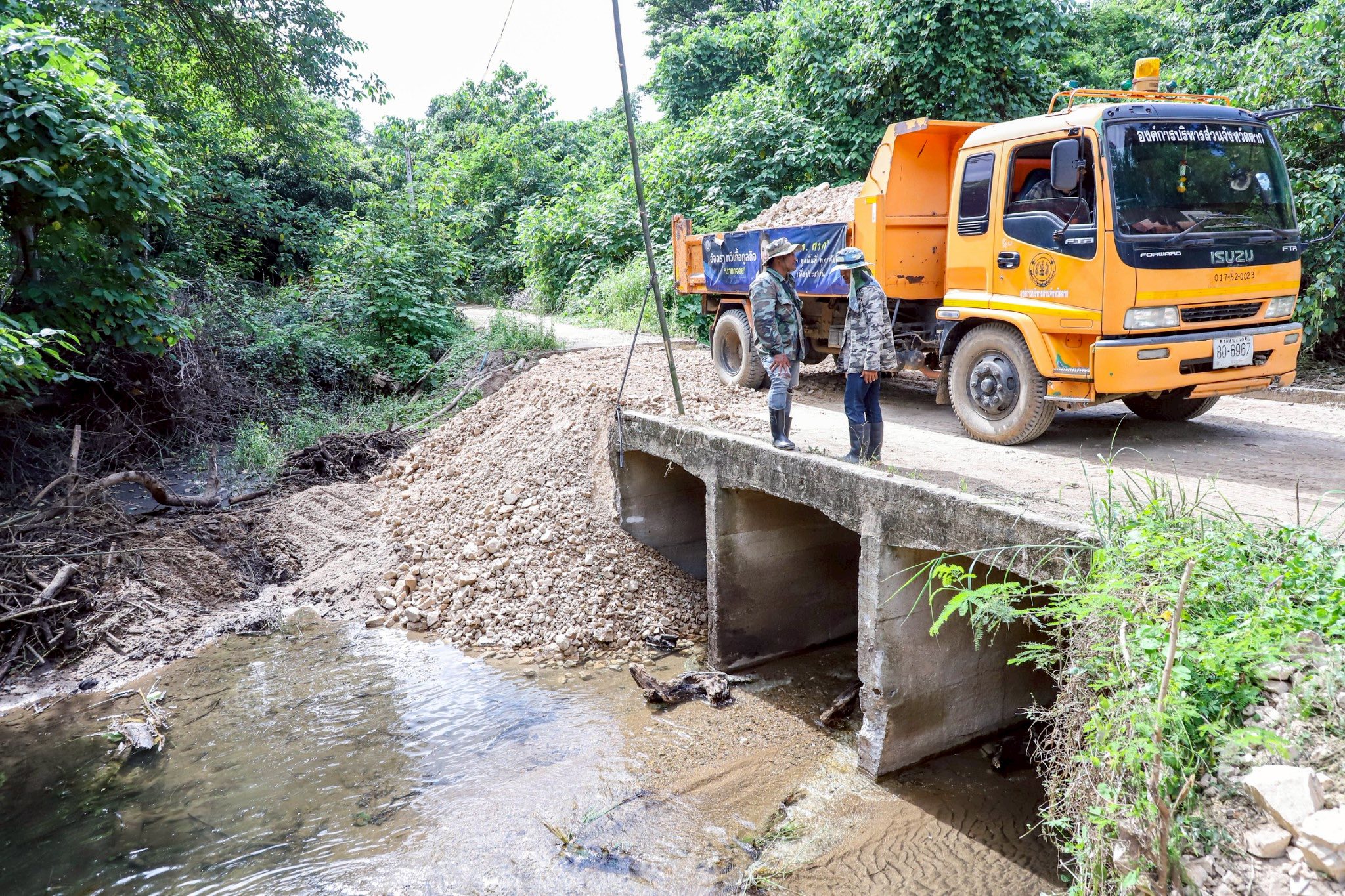 นายกจอย  (นายกอบจ.ตาก) ติดตามการทำงานของเครื่องจักร ซ่อมแซมถนนลูกรังพังชำรุดเสียหาย บ้านท่าเล่ ตำบลหนองบัวใต้ งบประมาณ 80,000 บาท