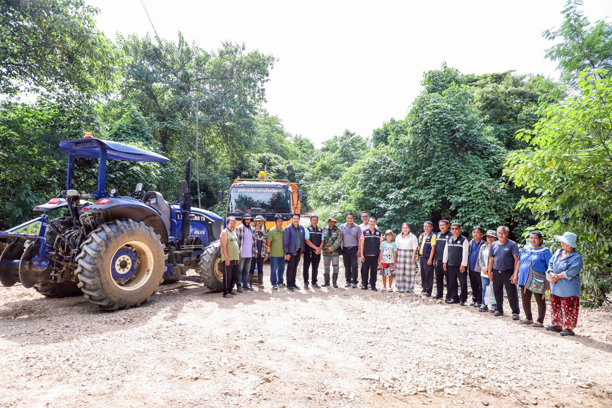 นายกจอย  (นายกอบจ.ตาก) ติดตามการทำงานของเครื่องจักร ซ่อมแซมถนนลูกรังพังชำรุดเสียหาย บ้านท่าเล่ ตำบลหนองบัวใต้ งบประมาณ 80,000 บาท