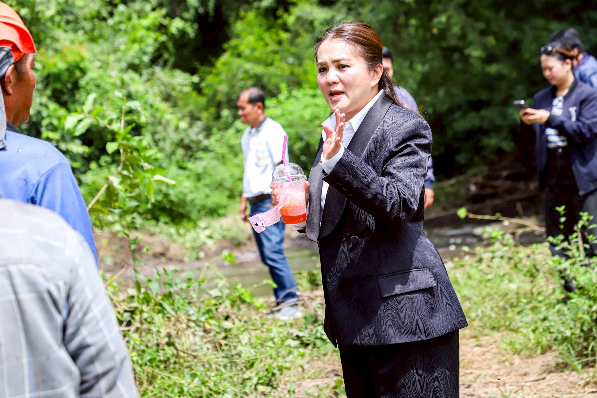 นายกจอย (นายกอบจ.ตาก) ตรวจติดตามการทำงานของเครื่องจักร งานขุดลอกลำห้วยแม่แจ้ งบประมาณ 100,000บาท