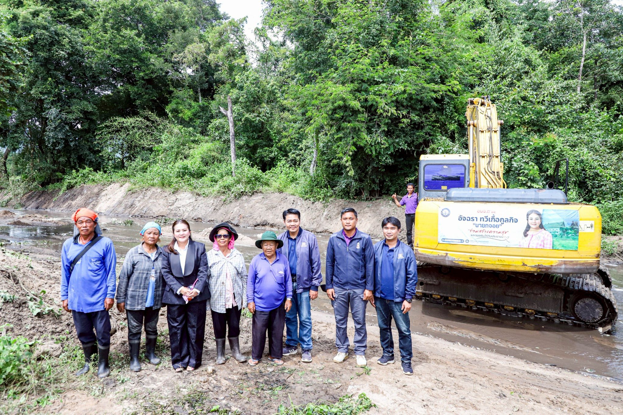 นายกจอย (นายกอบจ.ตาก) ตรวจติดตามการทำงานของเครื่องจักร งานขุดลอกลำห้วยแม่แจ้ งบประมาณ 100,000บาท
