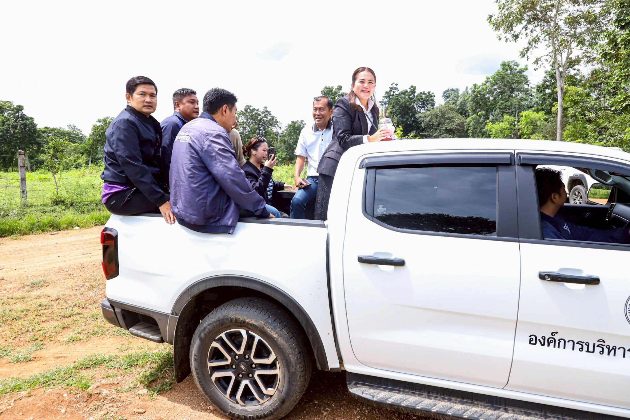 นายกจอย (นายกอบจ.ตาก) ตรวจติดตามการทำงานของเครื่องจักร งานขุดลอกลำห้วยแม่แจ้ งบประมาณ 100,000บาท