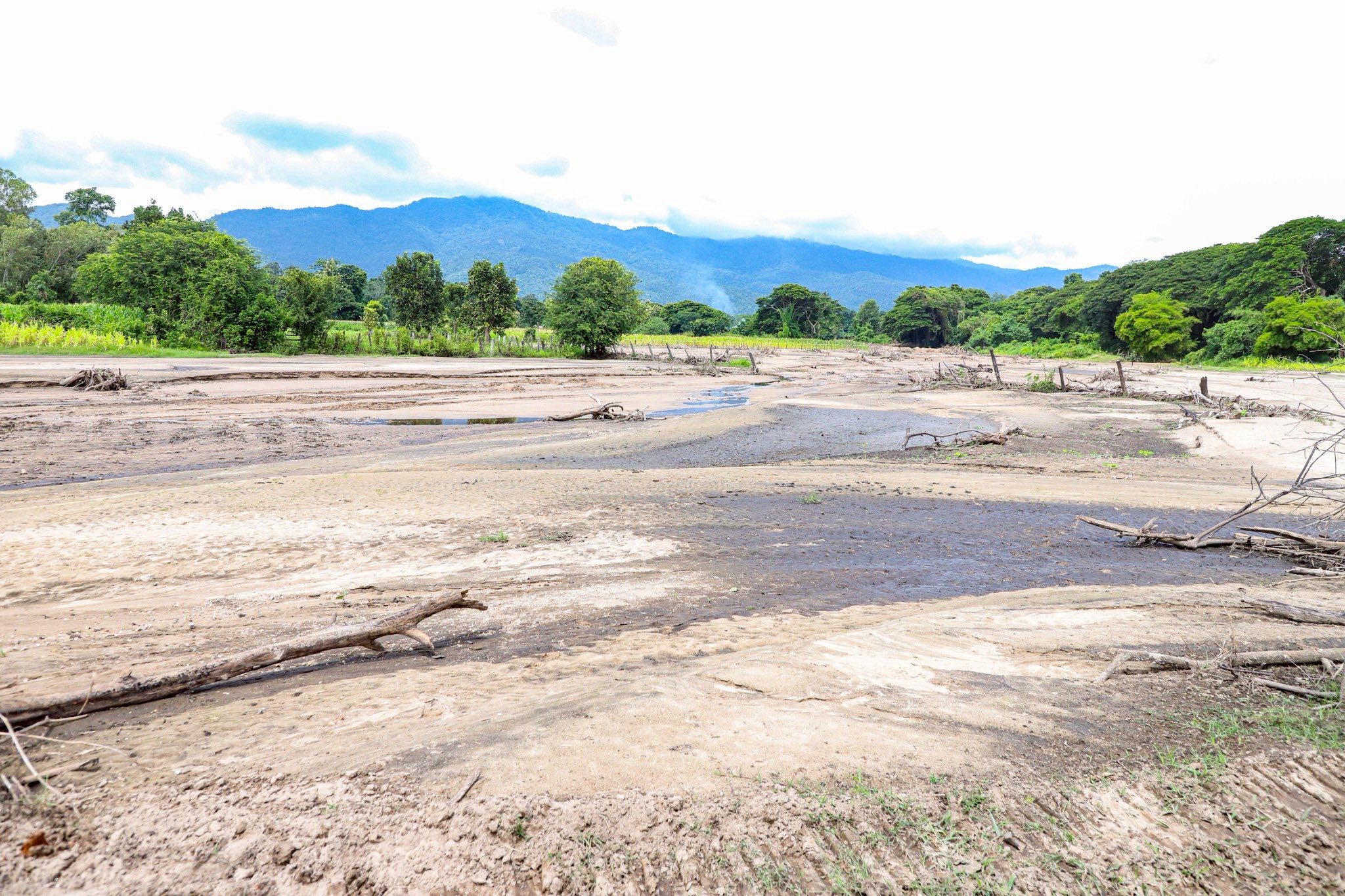 นายกจอย (นายกอบจ.ตาก) ตรวจติดตามการทำงานของเครื่องจักร งานขุดลอกลำห้วยแม่แจ้ งบประมาณ 100,000บาท