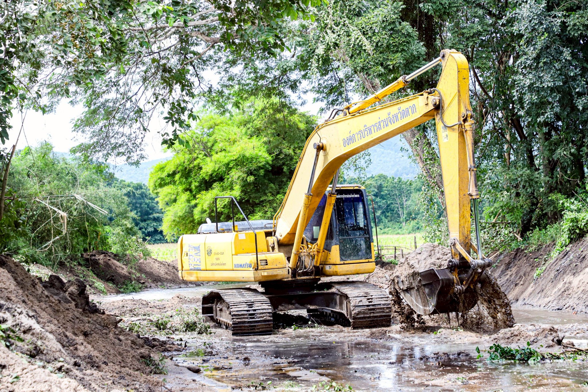 นายกจอย (นายกอบจ.ตาก) ตรวจติดตามการทำงานของเครื่องจักร งานขุดลอกลำห้วยแม่แจ้ งบประมาณ 100,000บาท