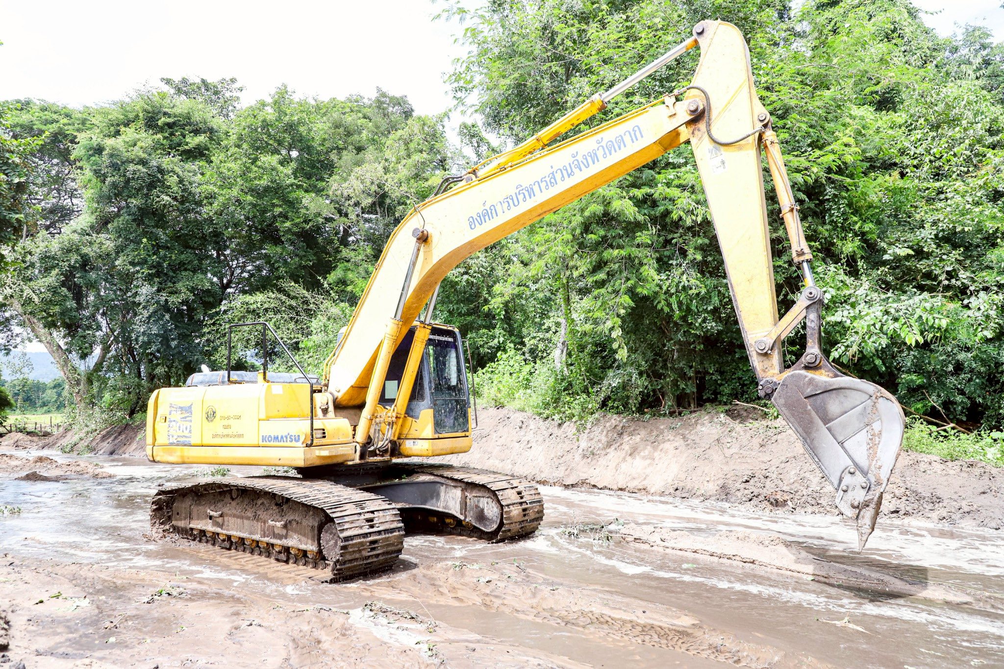 นายกจอย (นายกอบจ.ตาก) ตรวจติดตามการทำงานของเครื่องจักร งานขุดลอกลำห้วยแม่แจ้ งบประมาณ 100,000บาท