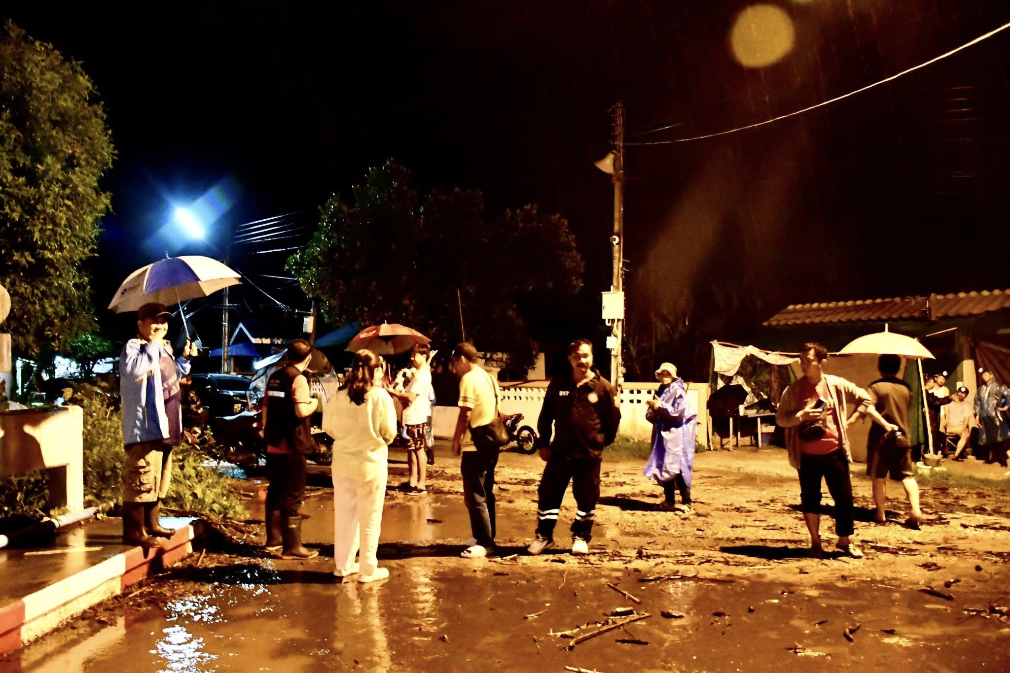 นายกจอย ลงพื้นที่สำรวจความเสียหายบ้านเรือนของพี่น้องประชาชนในพื้นที่ตำบลทุ่งกระเชาะ อำเภอบ้านตาก จากสถานการณ์ น้ำท่วม